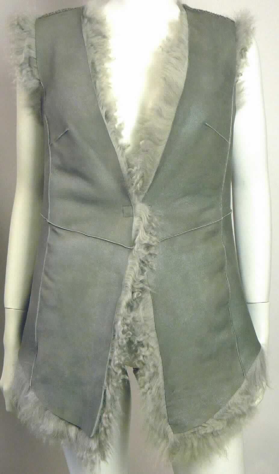 Kleidung aus Pelzfellen, sog. Damenweste, Art.-Nr: W03055, Seville Gilet, Foto siehe Anlage, 
- aus verschiedenen Stoffen zusammengesetzte Ware, bestehend aus:
- - gewachsenem, mit dem Haarkleid gegerbtem (lt. Antrag) Schaffell, wobei die Fleischseite
    die Außenseite bildet (Vorderseiten),
- - - über den Umfang eines einfachen Besatzes hinausgehend,
- - Spinnstoffgewirken (Rückseite),
- mit einer Länge (Vorderseite) von ca. 69 cm und einer Länge (Rückseite) von ca. 62 cm,
- vorn mit einer durchgehenden Öffnung mit einem Hakenverschluss,
- ohne Ärmel.

"Kleidung, aus Pelzfellen (Schaffell)"