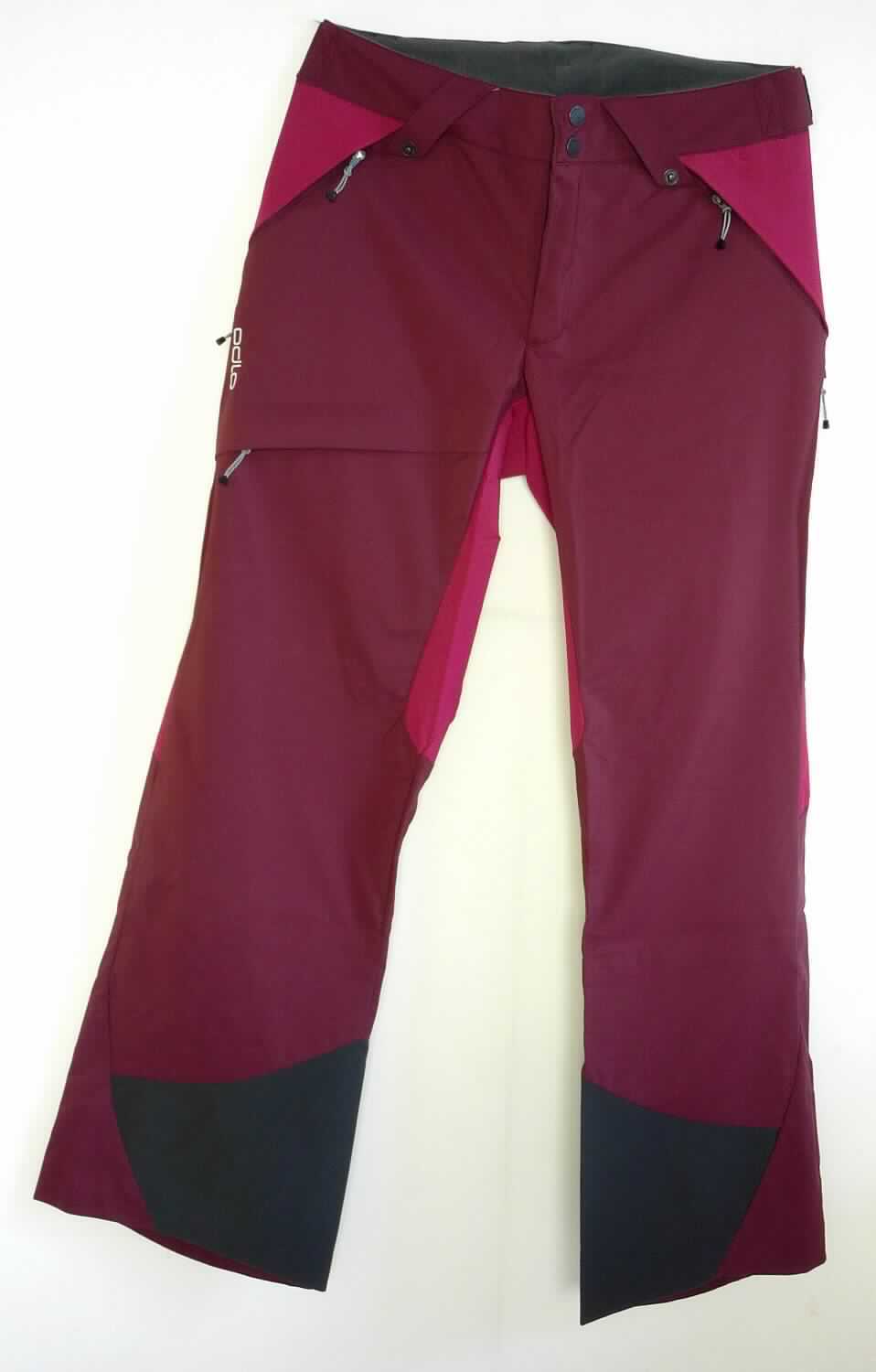Lange Hose, sog. Pants 3-Layer Synergy, Art. 526951, Größe S, Foto siehe Anlage,
- aus einem ca. 0,4 mm dicken, dreilagigen Flächenerzeugnis mit einer Außenlage (Schauseite) aus einfarbigen
  Geweben, einer Innenlage aus einfarbigen Gewirken und einer Zwischenlage aus Kunststoff (kein Zellkunststoff), 
  die im Querschnitt mit bloßem Auge nicht wahrnehmbar ist (somit keine Meterware der Position 5903); beide 
  Flächenerzeugnisse aus laut Antrag 100 % Polyamid (synthetische Chemiefasern),
- im Bereich des oberen Randes, zwischen den Oberschenkeln und in den Kniekehlen mit Einsätzen aus 
  ca. 0,5 mm dicken, buntgewebten Geweben aus Spinnstoffen,
- in der Taille abschließend; mit einem angesetzten, ca. 5 cm breiten Taillenbund mit Gürtelschlaufen und zusätzlich 
  mit zwei seitlich angebrachten Klettriegeln zu verengen,
- vorn mit einer Öffnung mit Reißverschluss mit Patte und Druckknopfverschluss im Bund von links über rechts 
  (Männerkleidung),
- mit diversen eingesetzten Taschen mit Reißverschluss,
- am unteren Rand mit zwei aufgenähten Besätzen aus Geweben aus Spinnstoffen,
- mit knöchellangen Hosenbeinen,
- an den Beinabschlüssen gesäumt; mit einem innen eingenähten, elastisch verengten Zuschnitt aus Geweben aus 
  Spinnstoffen ("Schneefang"),
- keine Arbeits- und Berufskleidung,
- insbesondere im Hinblick auf das äußere Erscheinungsbild sind die die Außenlage bildenden Gewebe charakter-
  bestimmend.

"Lange Hose, aus Geweben, für Männer, aus synthetischen Chemiefasern, keine Arbeits- und Berufskleidung"