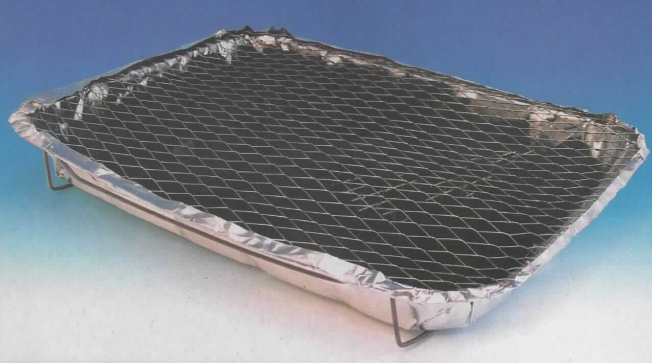 Es handelt sich um Erzeugnisse zum Grillen von Speisen im Haushalt (Garten) oder beim Camping. Die Waren bestehen aus einer Grillwanne aus Aluminium, einem daran angebrachten Grillrost und einem Gestell (jeweils aus Eisen). Sie sind bereits mit den zum Betrieb notwendigen festen Brennstoffen (Holzkohle und Grillanzünder in einem Papierbeutel) gefüllt. Eisen herrscht gegenüber Aluminium gewichtsmäßig vor. Der Einweggrill ist gegenüber der Kohle charakterbestimmend. Für den Einzelverkauf sind die Waren in einer schalenartigen Pappverpackung mit Aufdruck und mit einem bedrucktem Pappeinleger in einer Klarsicht-Kunststofffolie verschweißt aufgemacht.

Abbildung siehe Anlage.

Derartige Erzeugnisse gehören als "Grillgeräte aus Eisen, für Festbrennstoffe" zum TARIC-Code 7321 19 00 00.