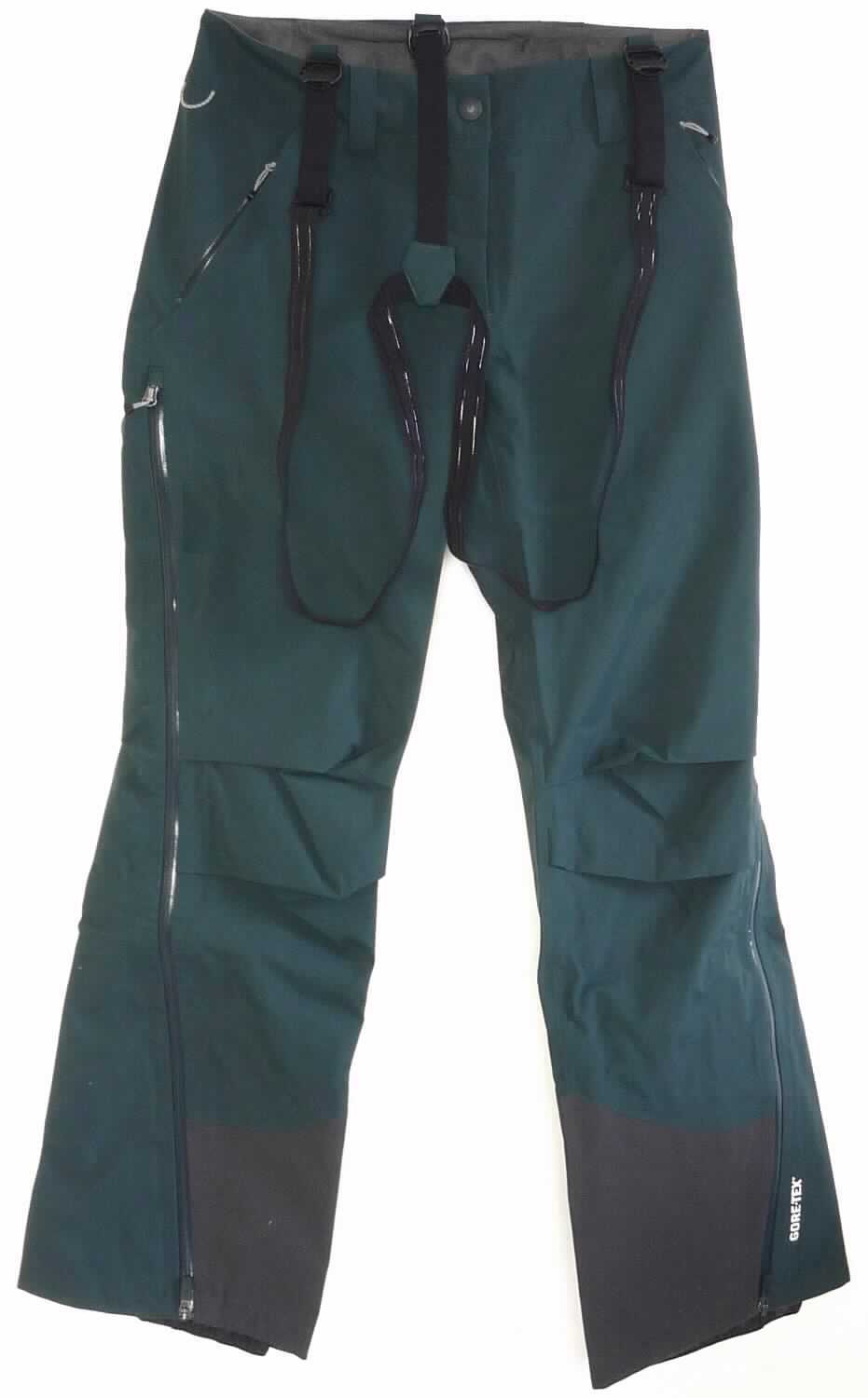 Lange Hose, sog. Pants 3L gore-tex SPIRIT, Art. 525451, Größe S, Foto siehe Anlage,
- aus einem ca. 0,4 mm dicken, dreilagigen Flächenerzeugnis mit einer Außenlage (Schauseite) aus einfarbigen
  Geweben, einer Innenlage aus einfarbigen Gewirken und einer Zwischenlage aus Kunststoff (kein Zellkunststoff), 
  die im Querschnitt mit bloßem Auge nicht wahrnehmbar ist (somit keine Meterware der Position 5903); beide 
  Flächenerzeugnisse aus laut Antrag 45 % Polyamid, 29 % Polyester und 26 % Polytetrafluorethylene (alles 
  synthetische Chemiefasern),
- in der Taille abschließend; mit einem angesetzten, ca. 5 cm breiten Taillenbund mit Gürtelschlaufen,
- mit abtrennbaren, längenverstellbaren Hosenträgern aus elastischen Geweben aus Spinnstoffen, die mittels
  Kunststoffclips an der Innenseite der Hose befestigt sind,
- vorn mit einer Öffnung mit Reißverschluss mit Patte und Druckknopfverschluss im Bund von rechts über links
  (Frauenkleidung),
- vorn mit zwei eingesetzten Taschen mit Reißverschluss und hinten mit einer eingesetzten Gesäßtasche mit 
  Reißverschluss,
- am unteren Rand mit zwei aufgenähten Besätzen aus Geweben aus Spinnstoffen,
- mit knöchellangen Hosenbeinen,
- an den Beinabschlüssen gesäumt; mit ca. 74 cm hochreichenden, mittels Reißverschluss zu schließenden 
  Seitenschlitzen und einem innen eingenähten, mittels Klettverschluss und einem Druckknopf zu verengenden 
  Zuschnitt aus Geweben aus Spinnstoffen ("Schneefang"),
- keine Arbeits- und Berufskleidung,
- insbesondere im Hinblick auf das äußere Erscheinungsbild sind die die Außenlage bildenden Gewebe charakter-
  bestimmend.

"Lange Hose, aus Geweben, für Frauen, aus synthetischen Chemiefasern, keine Arbeits- und Berufskleidung, nicht
 nach dem Batik-Verfahren handbedruckt"