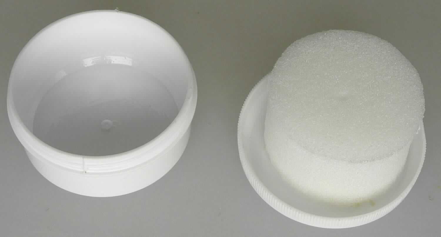 Angaben:
Polish in Dose; Schuhputzschwamm; für den Hotelbedarf.

Warenbeschaffenheit: Heller Schwamm (Durchmesser: ca. 4 cm), getränkt mit öliger Flüssigkeit, eingeklebt in dem Deckel einer weißen, beschrifteten Kunststoffdose.

Befund: 
Zusammengesetzte Ware, bestehend aus einer Kunststoffdose, einem Schwamm aus Zellkunststoff und einem Schuhpflegemittel, deren Charakter in Hinblick auf die Verwendung durch das Schuhpflegemittel bestimmt wird.
