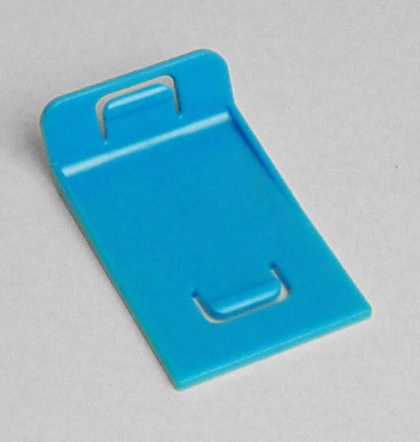Der sog. Standfuß für Tageslichtlampe TL 55 (Art.-Nr. 163.852) besteht im Wesentlichen aus einer spezifisch geformten, blauen Platte aus Kunststoff, mit einer kurzen (ca. 1,5 cm) und einer langen Seite (ca. 6,0 cm), wobei sich die kurze Seite in einem bestimmten Winkel zur langen Seite befindet, mit jeweils einer clipartigen Befestigungsvorrichtung auf beiden Seiten.

Äußere Form: siehe Abbildung 

Das Erzeugnis ist erkennbar hauptsächlich zur Verwendung als Standfuß einer sog. Tageslichtlampe Modell TL 55 in Form einer Tischleuchte mit einer Beleuchtungsstärke von bis zu 10.000 Lux bestimmt und wird beim Aufstellen mit der kurzen Seite des Standfußes auf der Rückseite der Tageslichtlampe durch Hineinschieben und Einklicken befestigt. Zur Lagerung der Tageslichtlampe wird die lange Seite in den dafür vorgesehenen Schlitz geschoben.

Die Ware ist als "erkennbares Teil eines elektrischen Beleuchtungskörpers, anderweit weder genannt noch inbegriffen, aus Kunststoff, nicht für zivile Luftfahrzeuge" einzureihen.