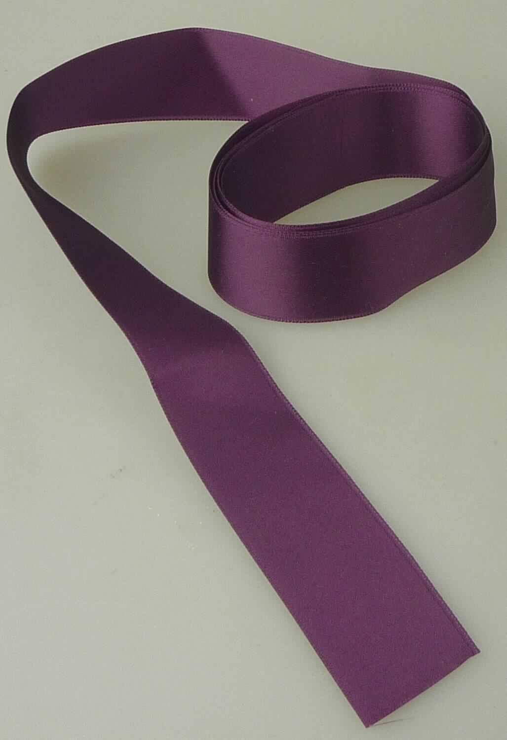 Band, sog. Satinband für Geschenkverpackung, Art. WMBA000-620005-1, Foto siehe Anlage,
- mit einer Länge von ca. 1 m und einer Breite von ca. 2,5 cm,
- aus einfarbigen Geweben aus augenscheinlich 100 % synthetischen Chemiefasern,
- kein Samt, Plüsch, Chenille- oder Schlingengewebe,
- keine Elastomergarne oder Kautschukfäden enthaltend,
- mit echten Webkanten an beiden Längsseiten.

"Band, keine Ware der Position 5807, kein Samt, Plüsch, Chenille- oder Schlingengewebe, keine 
 Elastomergarne oder Kautschukfäden enthaltend, aus Chemiefasern, mit echten Webkanten"