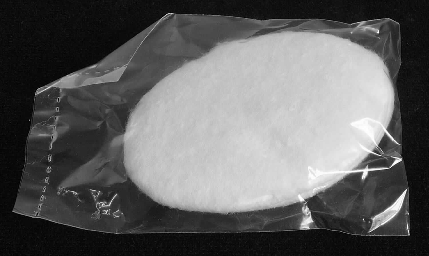 Wattepads, sog. Kosmetikpads, Art. LOKP000-100005-6, Foto siehe Anlage,
- zu drei Stück in einem Polybeutel verpackt,
- oval zugeschnitten (somit konfektioniert), mit den Abmessungen von ca. 7 cm x 4,5 cm,
- aus laut Antrag hydrophiler Baumwolle,
- für kosmetische Zwecke.

"Ware aus Watte aus Spinnstoffen (Wattepads), aus hydrophiler Baumwolle"