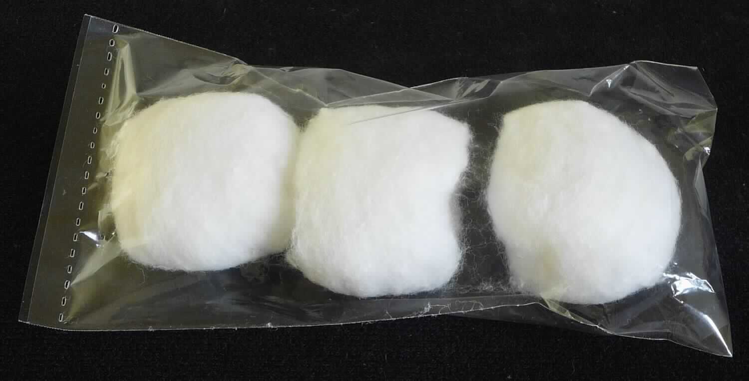 Watte, sog. drei Wattebällchen, Art. LOWP000-100005-6, Foto siehe Anlage,
- zu drei Stück in einem Polybeutel verpackt,
- aufgerollt, in Form eines Bällchens (Durchmesser ca. 3 cm),
- aus laut Antrag hydrophiler Baumwolle.

"Watte aus Spinnstoffen, aus hydrophiler Baumwolle"