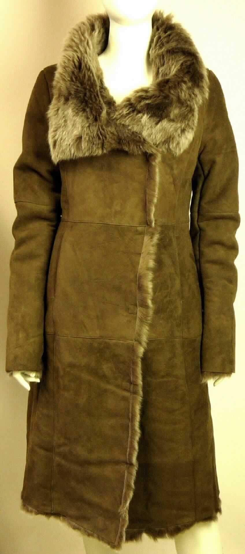 Kleidung aus Pelzfellen, sog. Damenjacke, Art.-Nr.: W03050, Castle Cove Coat, Foto siehe Anlage, 
- aus gewachsenem, mit dem Haarkleid gegerbtem Schaffell (lt. Etikett), wobei die Fleischseite als 
  Außenseite gearbeitet ist,
- mit einer Rückenlänge von ca. 100 cm, 
- mit einem Kragen und langen Ärmeln ausgestattet, 
- vorn mit einer durchgehenden Öffnung mit Hakenverschluss, 
- mit zwei eingesetzten Taschen in Taillenhöhe.

"Kleidung, aus Pelzfellen (Schaffell)"