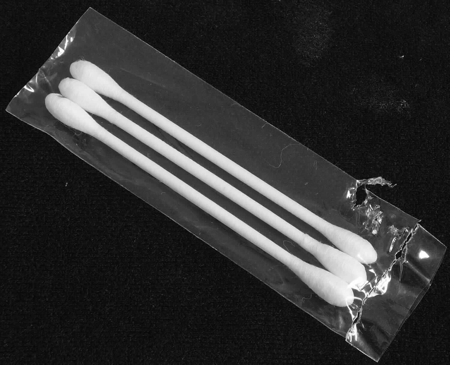 Wattestäbchen, Art. LOWS000-100005-6, Foto siehe Anlage,
- zu drei Stück in einem Polybeutel verpackt,
- mit einer Länge von ca. 7,5 cm,
- aus zwei tropfenförmigen Wattetupfballen aus laut Antrag hydrophiler Baumwolle, die an den beiden Enden eines 
  Stäbchens aus laut Antrag Papier befestigt sind (somit konfektioniert),
- im Hinblick auf die Verwendung verleihen die Wattetupfballen der Ware ihren wesentlichen Charakter.

"Ware aus Watte aus Spinnstoffen (Wattestäbchen), aus hydrophiler Baumwolle"