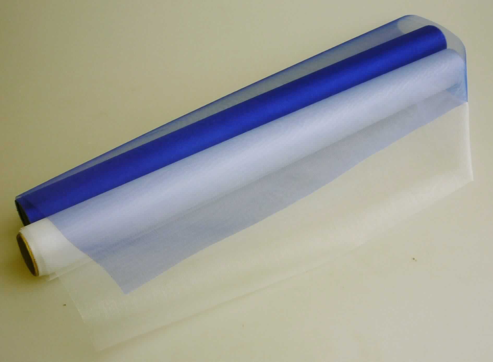 Gewebe, sog. Dekostoff Organza, Art. 22014 (blau), Foto siehe Anlage,
- in einer klarsichtigen Kunststofffolie verpackt,
- als Meterware auf Rollen; lt. Antrag mit einer Breite von 40 cm und einer Länge von 200 cm,
- lt. Untersuchungsergebnis:
-- in Leinwandbindung,
-- aus ungezwirnten, nicht hochfesten Garnen aus synthetischen Filamenten aus Polyamid,
-- gefärbt,
-- an den Längskanten heiß geschnitten (nicht konfektioniert).

"Gewebe aus Garnen aus synthetischen Filamenten, anderes als in den Unterpositionen 5407 10 bis 5407 30  
 genannte, mit einem Anteil an Filamenten aus Polyamiden von mehr als 85 GHT, gefärbt"