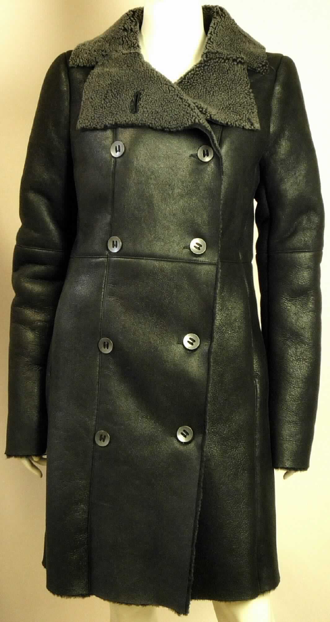 Kleidung aus Pelzfellen, sog. Damenjacke, Art.-Nr.: W03053, MT Ossa Coat, Foto siehe Anlage, 
- aus gewachsenem, mit dem Haarkleid gegerbtem Schaffell (lt. Etikett), wobei die Fleischseite als 
  Außenseite gearbeitet ist,
- mit einer Rückenlänge von ca. 92 cm, 
- mit einem Kragen und langen Ärmeln ausgestattet, 
- vorn mit einer durchgehenden Öffnung mit Knöpfen, 
- mit zwei eingesetzten Taschen in Taillenhöhe.

"Kleidung, aus Pelzfellen (Schaffell)"