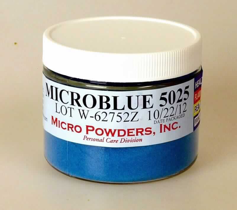 Angaben des Antragstellers:
MICROBLUE 5025 sind Polyethylenwachs basierte, farbige Peeling Partikel mit unterschiedlichen Partikelgrößen.
Zusammensetzung: Polyethylen (CAS 9002-88-4), 0,5 - 1,5 % Blue 1 Lake (CAS 68921-42-6)
Schmelzpunkt (ASTM D 4591): 107 - 109 °C; Dichte: 0,92 - 0,94 g/cm³.

Untersuchungsergebnisse an einem Warenmuster:
Blaues, weißes Pulver.

Befund:
Es liegt Polyethylen in Primärform im Sinne der Position 3901 vor.
Eine Einreihung als Polyethylenwachs in die Position 3404 kommt nicht in Betracht, da die Ware nicht die in den Erläuterungen (ErlKN Pos. 3404 (HS) RZn 6.0 - 8.0) geforderten Wachseigenschaften aufweist.