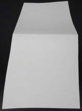Bei dem als "Papier aus cellulosehaltigem Faserstoff, ein- oder zweiseitig mit Polyethylen beschichtet, in Rollen oder Bögen" bezeichneten Erzeugnis handelt es sich nach dem vorgelegten, etwa 35 x 15,5 cm großen Probenabschnitt um ein weißes, einseitig glänzendes Papier aus gebleichtem Halbstoff aus Holz. Es ist beidseitig mit Kunststoff überzogen, wobei die Dicke der beiden Kunststofflagen zusammen weniger als die Hälfte der Gesamtdicke des Erzeugnisses ausmacht. Nach den ergänzenden Angaben des Antragstellers ist das Papier in Rollen oder quadratischen oder rechteckigen Bogen aufgemacht und hat ein Quadratmetergewicht von 258 bis 274 g.

Derartige Erzeugnisse gehören als "mit Kunststoff überzogene Papiere, in Rollen oder quadratischen oder rechteckigen Bogen, jeder Größe, ausgenommen Waren von der in der Position 4803, 4809 oder 4810 beschriebenen Art, nicht mit einer Klebeschicht versehen, gebleicht, mit einem Quadratmetergewicht von mehr als 150 g" zur Codenummer 4811 5100 00 0 des Elektronischen Zolltarifs.
