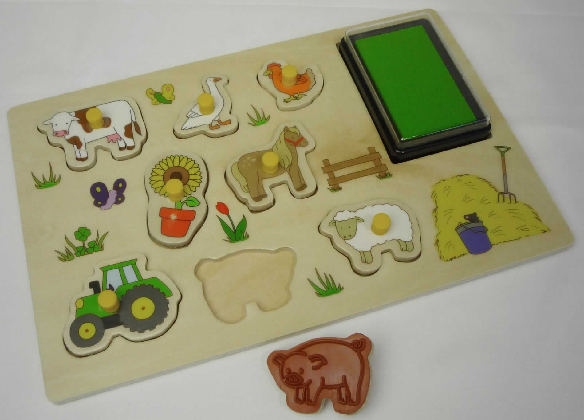 Bei der Ware handelt es sich um eine Warenzusammenstellung in Aufmachung für den Einzelverkauf, bestehend aus einem Puzzle mit Stempeln (charakterbestimmend im Hinblick auf die Verwendung) und einem Stempelkissen.

Bei dem Puzzle mit Stempeln handelt es sich um eine ca. 28 x 18 cm große Holzplatte mit neun unterschiedlichen Aussparungen, in die passgenau acht verschiedene Feuchtstempel und das Stempelkissen eingesetzt werden können. Die Feuchtstempel stellen Bauernhofmotive dar. 

Das Erzeugnis hat die Funktion eines Puzzles und gleichzeitig die Funktion von für den Handgebrauch vorgesehenen Stempeln. Waren mit zwei Funktionen werden in die zuletzt genannte, der in Betracht kommenden Positionen eingereiht.

Die in einem bunt bedruckten Pappkarton aufgemachte Warenzusammenstellung ist als "ähnlicher Stempel für den Handgebrauch" einzureihen.