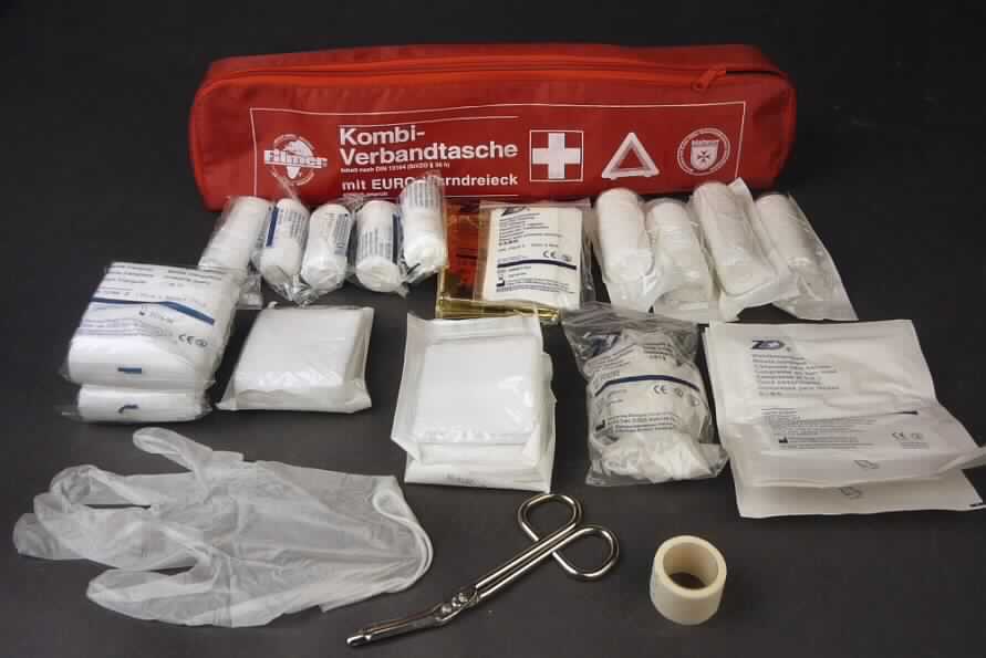 Tasche mit Apothekenausstattung für erste Hilfe.

Die Ware besteht aus einer Tasche aus Kunststoff mit Reißverschluss, die folgendes Erste-Hilfe-Material in zwei getrennten Kunststoffbeuteln verpackt enthält:
1 Heftplaster 5 m x 2,5 cm;
8 Wundschnellverbände 10 cm x 6 cm;
3 Verbandpäckchen 8 cm x 10 cm (steril);
1 Verbandpäckchen 10 cm x 12 cm (steril);
2 Verbandtücher 400 mm x 600 mm (steril);
1 Verbandtuch 600 mm x 800 mm (steril);
2 elastische Fixierbinden 6 cm x 4 m;
3 elastische Fixierbinden 8 cm x 4 m;
6 Wundkompressen 10 cm x 10 cm (steril);
2 Dreiecktücher 136 cm x 96 cm x 96 cm;
1 Rettungsdecke gold/silber 160 cm x 210 cm;
1 Schere;
4 Einmalhandschuhe
1 Erste-Hilfe-Broschüre mit Inhaltsverzeichnis.

Die Ware liegt zusammen mit einem Warndreieck als sog. Kombi-Verbandtasche vor.
Zolltariflich handelt es sich bei der Kombi-Verbandtasche nicht um eine zusammengesetzte Ware oder Warenzusammenstellung i.S. der AV 3b), da nicht alle Bestandteile der Befriedigung eines gemeinsamen Bedarfs dienen oder sich gegenseitig ergänzen. Die Bestandteile sind getrennt in den Zolltarif einzureihen. Das Erste-Hilfe-Set ist als Tasche mit Apothekenausstattung für erste Hilfe in die Unterposition 3006 5000 der Kombinierten Nomenklatur einzureihen. Für das Warndreieck wird eine gesonderte Zolltarifauskunft erteilt.