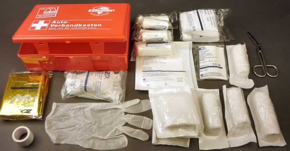 Behältnis mit Apothekenausstattung für erste Hilfe.

Die Ware besteht aus einem roten rechteckigen Kunststoffbehältnis, das folgendes Erste-Hilfe-Material in zwei getrennten Kunststoffbeuteln verpackt enthält:
1 Heftplaster 5 m x 2,5 cm;
8 Wundschnellverbände 10 cm x 6 cm;
3 Verbandpäckchen 8 cm x 10 cm (steril);
1 Verbandpäckchen 10 cm x 12 cm (steril);
2 Verbandtücher 400 mm x 600 mm (steril);
1 Verbandtuch 600 mm x 800 mm (steril);
2 elastische Fixierbinden 6 cm x 4 m;
3 elastische Fixierbinden 8 cm x 4 m;
6 Wundkompressen 10 cm x 10 cm (steril);
2 Dreiecktücher 136 cm x 96 cm x 96 cm;
1 Rettungsdecke gold/silber 160 cm x 210 cm;
1 Schere;
4 Einmalhandschuhe
1 Erste-Hilfe-Broschüre mit Inhaltsverzeichnis.

Die o.g. Bestandteile liegen zusammen mit einer Warnweste als sog. "Autoverbandkasten mit Warnweste" vor.
Zolltariflich handelt es sich bei dem Erzeugnis nicht um eine zusammengesetzte Ware oder Warenzusammenstellung i.S. der AV 3b), da nicht alle Bestandteile der Befriedigung eines gemeinsamen Bedarfs dienen oder sich gegenseitig ergänzen. Die Bestandteile sind getrennt in den Zolltarif einzureihen. Das Erste-Hilfe-Verband-Set ist als Behältnis mit Apothekenausstattung für erste Hilfe in die Unterposition 3006 5000 der Kombinierten Nomenklatur einzureihen. Für die Warnweste wird eine gesonderte Zolltarifauskunft erteilt.