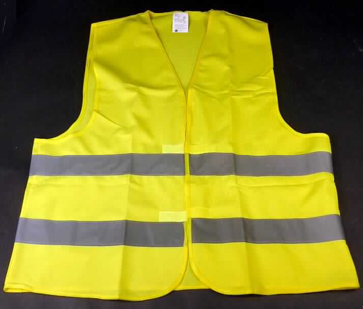 Warnweste

Die Ware stellt sich dar als eine gelb fluoreszierende, zwei Reflexionsstreifen am Saum aufweisende Weste, sog. Warnweste, in einer Universalgröße. Nach dem Textiletikett besteht die Weste zu 100 % aus Polyester. Die Weste dient als persönlicher Schutz bei einer Autopanne oder bei Arbeiten in Straßennähe. Das Erzeugnis ist mit einem bedruckten  Informationsblatt in einer Kunststofffolie verpackt und Bestandteil eines sog. Autoverbandkastens bestehend aus Erste-Hilfe-Verbandstoffe und Warnweste.

Zolltariflich handelt es sich bei dem Autoverbandkasten mit Warnweste nicht um eine zusammengesetzte Ware oder Warenzusammenstellung i.S. der AV 3b), da nicht alle Bestandteile der Befriedigung eines gemeinsamen Bedarfs dienen oder sich gegenseitig ergänzen. Die Bestandteile sind getrennt in den Zolltarif einzureihen. Die Warnweste ist als andere aus Chemiefasern bestehende Kleidung für Männer in die Unterposition 6211 3390 der Kombinierten Nomenklatur einzureihen. Für die Erste-Hilfe-Verbandstoffe wird eine gesonderte Zolltarifauskunft erteilt.