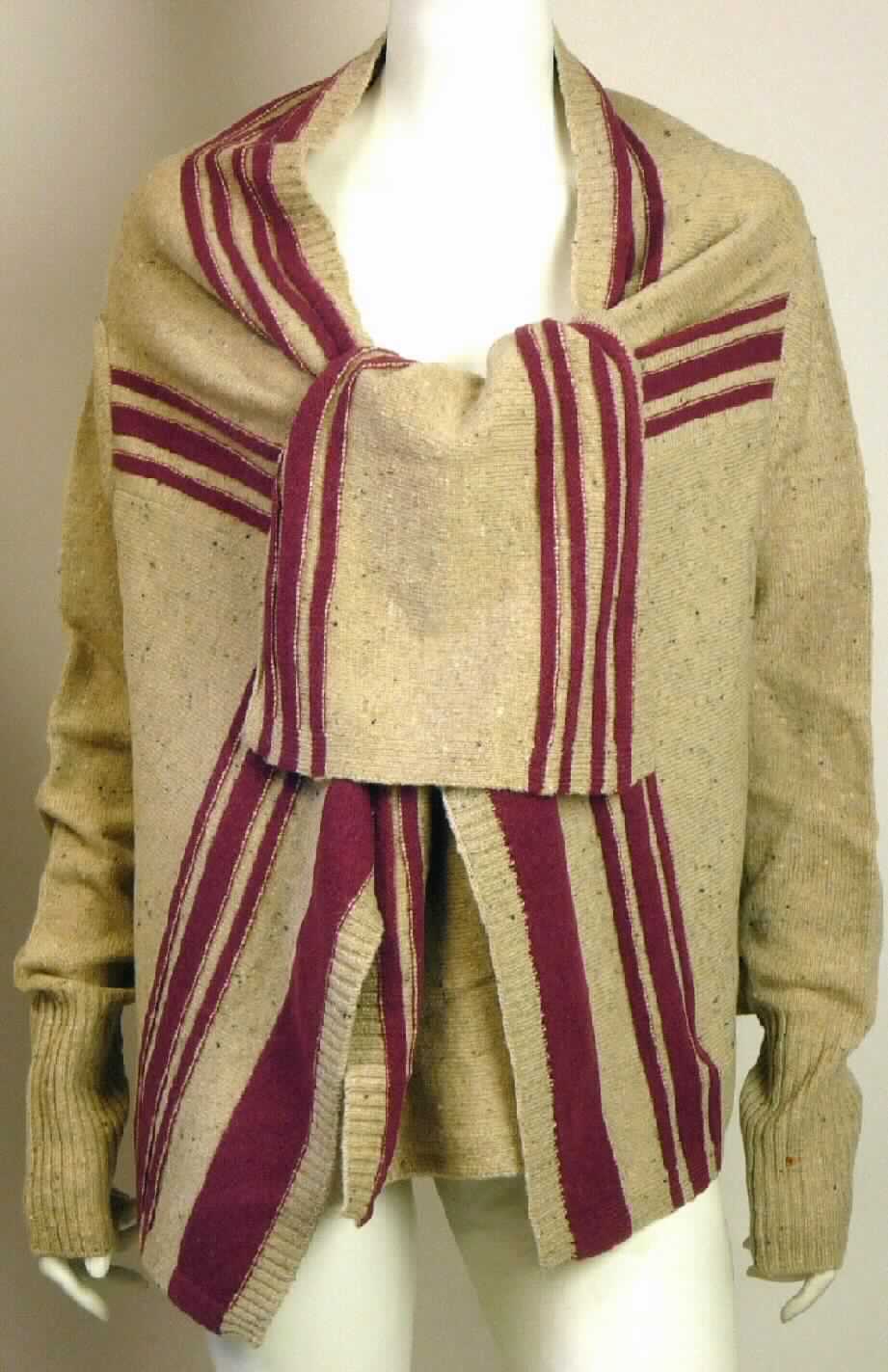 Strickjacke, sog. Damenjacke W03078, Collinsvale Wrap, Größe S, Foto siehe Anlage,
- aus ca. 2,1 mm dicken, buntgewirkten Gewirken aus lt. Antrag 100 % Merinowolle,
- über die Taille reichend (Rückenlänge: ca. 54 cm), 
- mit einem schalartigen Kragen,
- vorn mit einer durchgehenden Öffnung ohne Verschluss,
- ohne Hinweis auf den Trägerkreis (unisex),
- mit langen Ärmeln,
- ohne Formfestigkeit, somit keine Jacke der Position 6104,
- am unteren Rand abgepasst gewirkt.

"Strickjacke, aus Gewirken, aus Wolle, für Frauen"