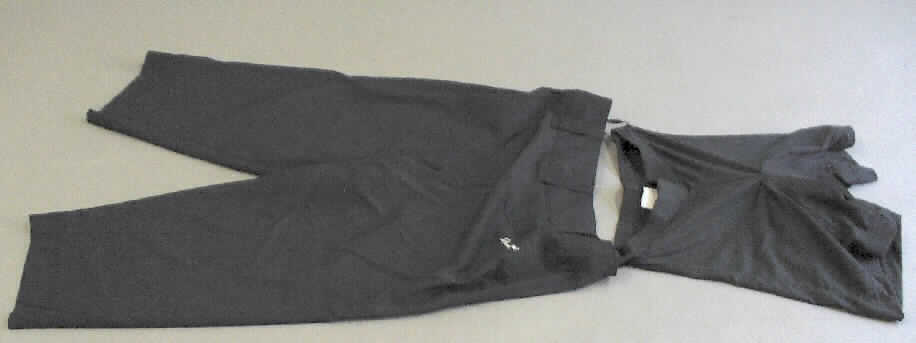 Zwei miteinander verbundene Kleidungsstücke, bestehend aus einer Unterhose aus Gewirken (innen) und einer langen Hose aus Geweben (außen), sog. W Impact Capri, Art. 11211310, Größe M, Foto siehe Anlage,
- beide Kleidungsstücke sind durch Druckknopfriegel am Taillenbund miteinander verbunden, können aber
  auch separat getragen werden,
- lange Hose:  
-- aus ca. 0,4 mm dicken, einfarbigen Geweben aus lt. Antrag 100 % Polyester (synthetische Chemiefasern),
-- in der Taille abschließend; mit einem ca. 5 cm breiten Taillenbund mit Gürtelschlaufen, 
-- vorn mit einer Öffnung mit Reißverschluss, verdeckt von einer Patte mit Knopfverschluss von links über rechts 
   (Männerkleidung),
-- vorn mit zwei eingesetzten Taschen mit Reißverschluss, 
-- mit 3/4-langen Hosenbeinen, die die Knie vollständig bedecken (Seitenlänge: ca. 72 cm),
-- an den Beinabschlüssen durch Umschlagen und Festnähen gesäumt,
-- keine Arbeits- und Berufskleidung.

"Lange Hose, aus Geweben, für Männer, aus synthetischen Chemiefasern, keine Arbeits- und Berufskleidung"