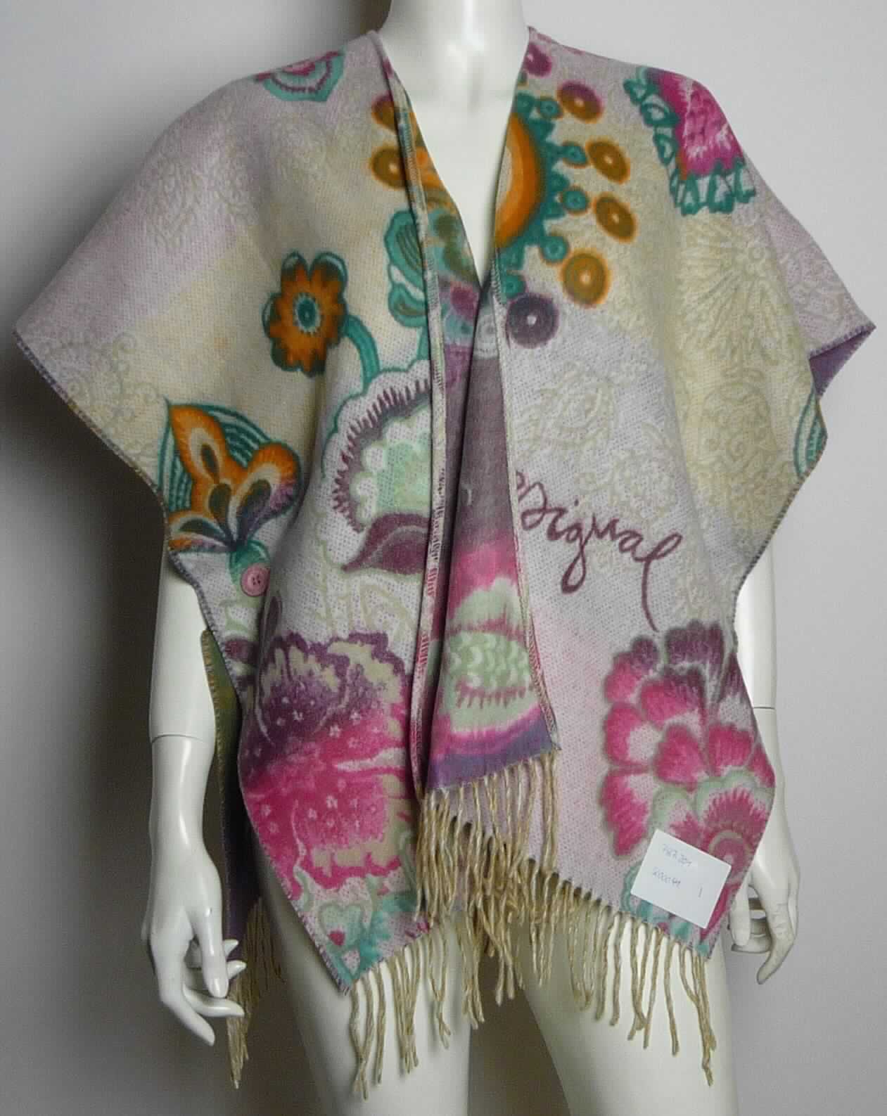 Jacke, sog. Poncho mit Fransen, in Erwachsenengröße, Foto siehe Anlage,
- aus ca. 1,6 mm dicken, buntgewebten, beidseitig gerauten Geweben aus laut Antrag 100 % Polyacryl 
  (synthetische Chemiefasern),
- über die Taille reichend (Rückenlänge: ca. 64 cm), 
- vorn mit einer durchgehenden Öffnung ohne Verschluss,
- ohne Hinweise auf den Trägerkreis (unisex),
- mit kurzen, weiten Ärmeln,
- seitlich offen, mit einem punktuellen Knopfverschluss, durch den die Ärmel gebildet werden,
- am unteren Rand mit ca. 8 cm langen Fransen,
- keine Arbeits- und Berufskleidung,
- stellt sich aufgrund des Schnitts, der Länge und der Ausstattung nicht als Ware der Position 6214 dar,
- stellt sich insbesondere aufgrund der Ausstattung (Ärmel) als Jacke dar, u. a. somit kein Umhang.

"Jacke, aus Geweben, für Frauen, aus synthetischen Chemiefasern, keine Arbeits- und Berufskleidung"