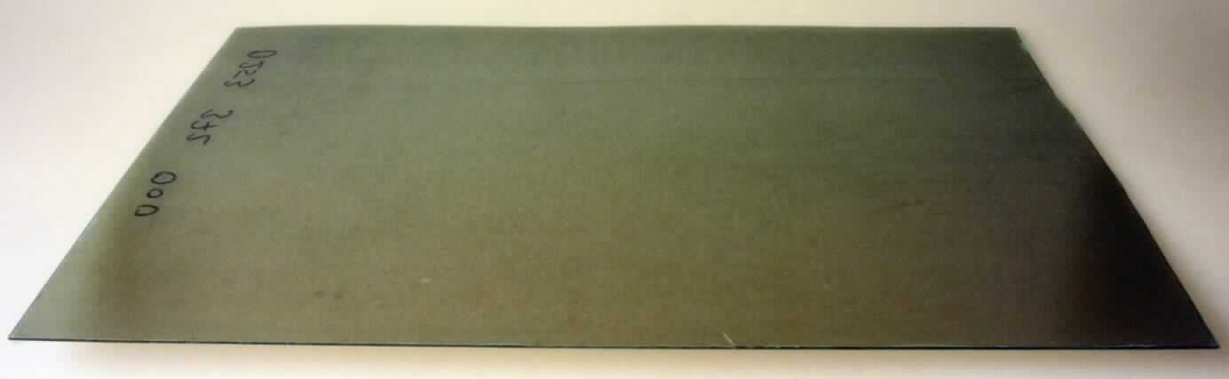Das sog. Polycarbonat-Plattenmaterial besteht im Wesentlichen aus einem ca. 312 x 216 x 0,8 mm großen Platte aus Kunststoff mit laminiertem Polarisationsfilm aus Triacetat und beiderseits aufgeklebter Schutzfolie (äußere Form siehe Abbildung in der Anlage).
Die Platte ist ein Rohling, der, passgenau zugeschnitten, in Skibrillen eingesetzt wird und sowohl die Reflexionen mindert als auch vor UVA-, B- und C-Strahlung schützt sowie diffuses Licht dämpft und filtert.

Die Ware wird als "polarisierender Stoff in Form von Platten, keine Ware der UPos. (TARIC) 9001 1010 00 bis 9001 2000 40" eingereiht.
