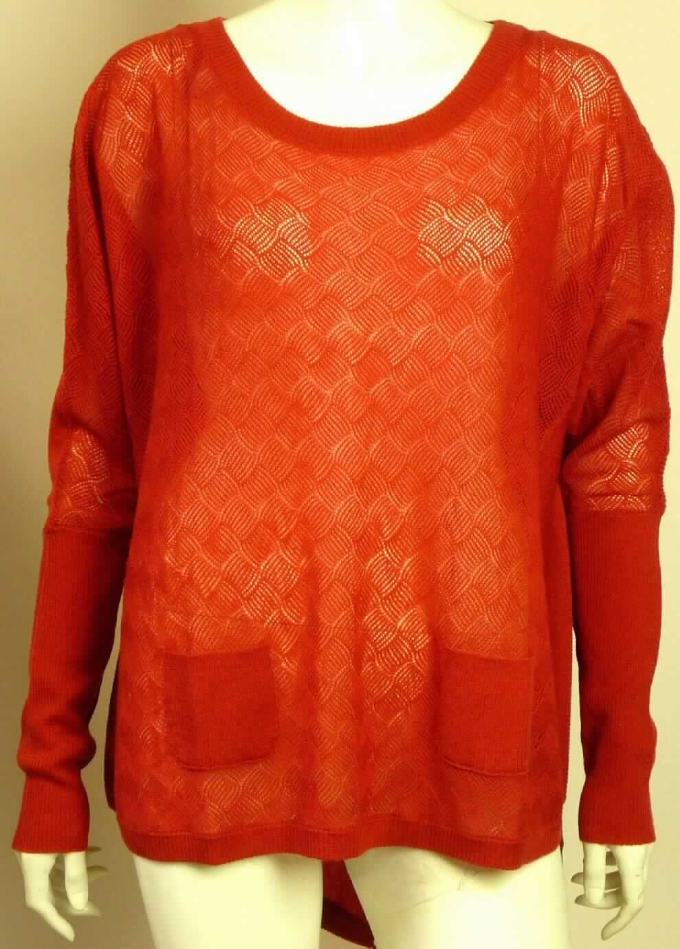 Pullover, sog. Damenpullover, W03081, Tawonga Pullover, Größe S, Foto siehe Anlage,
- aus unterschiedlichen, einfarbigen, teilweise durchbrochen gearbeiteten, bis zu 1,3 mm dicken
  Gewirken aus lt. Antrag 100 % Merinowolle,
- mit einem Stückgewicht von weniger als 600 g,
- über die Taille reichend (Rückenlänge: ca. 73 cm), vorn ca. 12 cm kürzer gearbeitet,
- mit einem runden, halsfernen Ausschnitt,
- vorn ohne Öffnung und ohne Verschluss, ohne Merkmale auf den Trägerkreis (unisex),
- mit langen Ärmeln,
- mit kleinen, aufgesetzten Taschen unterhalb der Taille,
- am unteren Rand mit einem gerippt gewirkten Bund, der hinten durch Bindebänder verengt werden kann.

"Pullover, aus Gewirken, aus Wolle, mit einem Stückgewicht von weniger als 600 g, für Frauen"