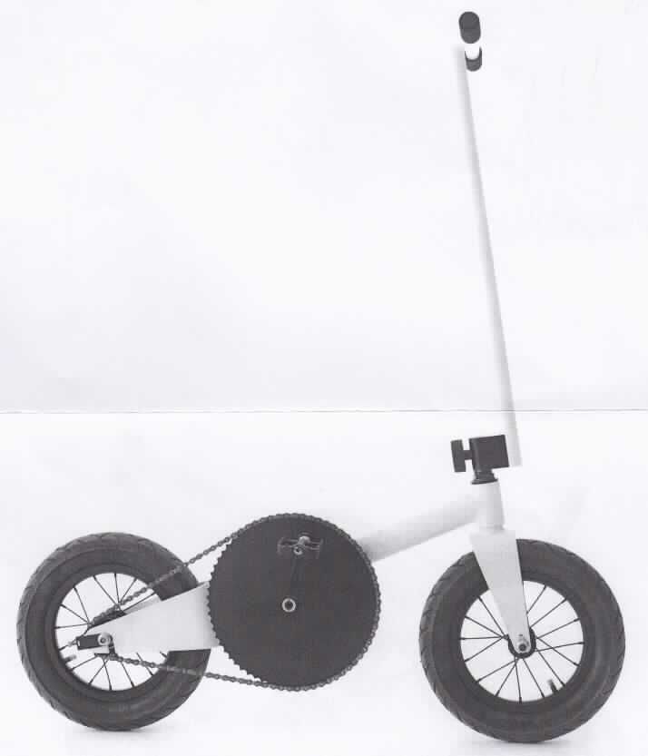 Zweirad, sog. Micro Stepper, Foto siehe Anlage,
- annähernd in Form eines zusammenklappbaren Fahrrads, 
- - mit einer Rohrkonstruktion aus lt. Antrag Aluminium,
- - mit einem sehr hohen Lenker,
- - mit zwei Pedalen mit Tretlager, mit Kugellager,
- - mit einem großen Zahnrad mit einer Kette, ohne Gangschaltung,
- - mit einer Rücktrittbremse,
- - mit zwei Rädern,
- - ohne Sattel,
- - mit einem Gewicht von 7 kg,
- erfüllt u. a. aufgrund der beiden Räder und des Antriebs mit Hilfe von Pedalen die Voraussetzungen 
  zur Einreihung als Zweirad,
- soll in der Art eines Crosstrainiers der körperlichen Ertüchtigung und Gesunderhaltung dienen,
- kein Gerät für die allgemeine körperliche Ertüchtigung im Sinne der Position 9506, da Sportfahrzeuge 
  aus diesem Kapitel ausgewiesen werden.

"Zweirad, ohne Motor, mit Kugellager"