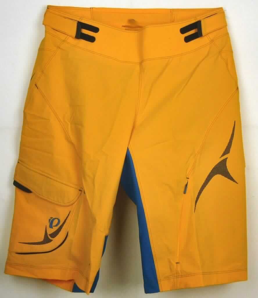 Zwei miteinander verbundene Kleidungsstücke, bestehend aus einer kurzen Hose aus Geweben (außen) und 
einer Unterhose aus Gewirken (innen), sog. X-Alp Short, Art. 21111305, Größe M, Foto siehe Anlage,
- beide Kleidungsstücke sind durch Druckknopfriegel am Taillenbund miteinander verbunden, können aber auch 
  separat getragen werden,
- kurze Hose:
-- aus verschiedenen 0,4 mm dicken bzw. 0,5 mm dicken, einfarbigen Geweben aus lt. Antrag 88 % Nylon und 
   12 % Elasthan (synthetische Chemiefasern); hinten im Taillenbereich mit einem Einsatz aus ca. 0,4 mm dicken, 
   einfarbigen Gewirken,
-- in der Taille abschließend, mit einem angesetzten, ca. 7 cm breiten Taillenbund, seitlich mit Klettriegeln zu 
   verengen,
-- ohne Öffnung und ohne Verschluss; ohne Hinweise auf den Trägerkreis (unisex),
-- auf dem rechten Bein mit einer aufgesetzten Tasche mit Reißverschluss und Patte sowie einer eingesetzten 
   Tasche mit Reißverschluss; auf dem linken Bein mit zwei eingesetzten Taschen mit Reißverschluss; hinten mit 
   zwei Zierpatten ausgestattet,
-- mit kurzen Hosenbeinen, die nicht die Knie bedecken (Seitenlänge: ca. 58 cm),
-- an den Beinabschlüssen durch Umschlagen und Festnähen gesäumt.

"Kurze Hose, aus Geweben, für Frauen, aus synthetischen Chemiefasern, nicht nach dem Batik-Verfahren 
 handbedruckt"