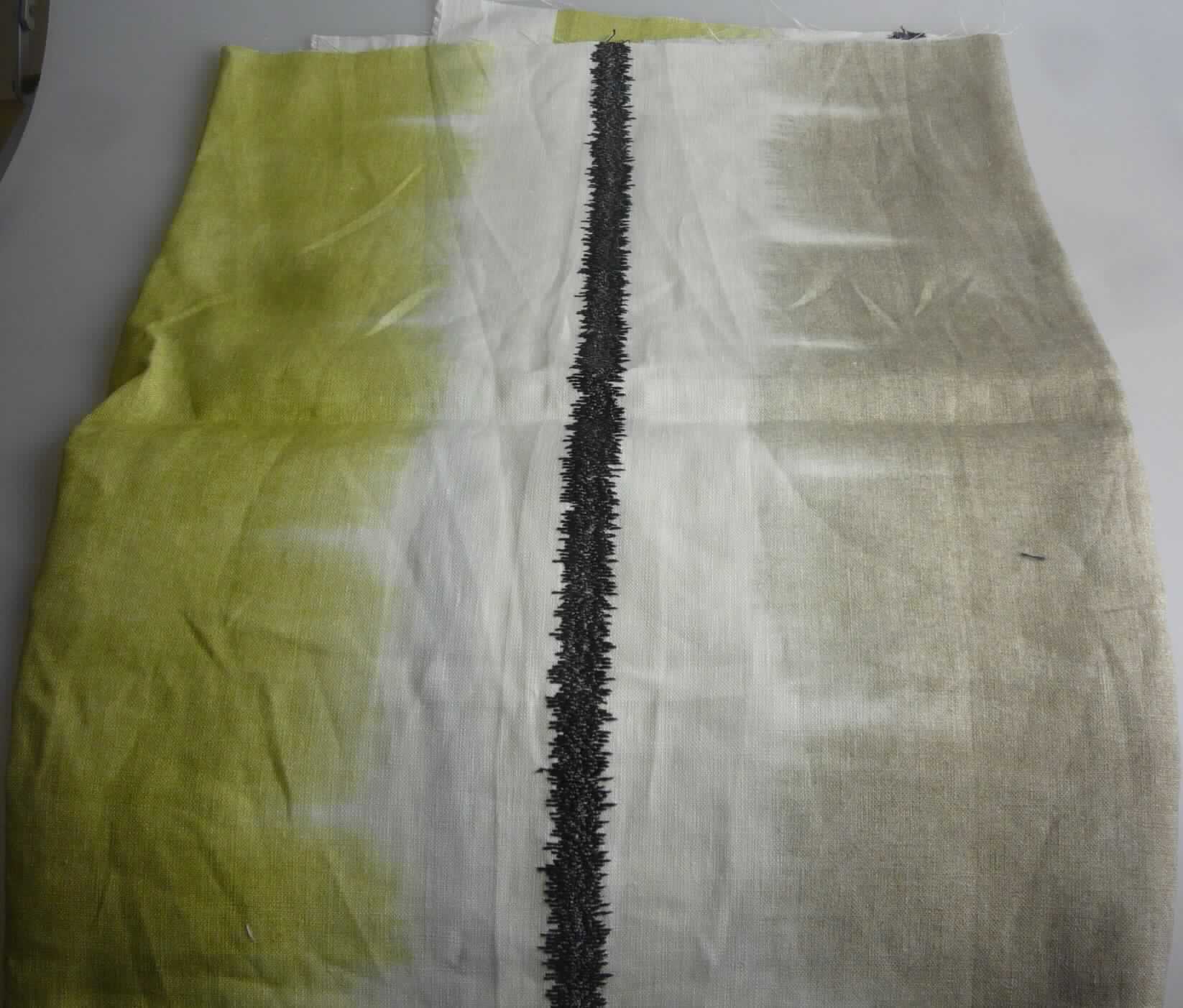 Stickerei, sog. Gewebe, Art. 2722 Sinan, Foto siehe Anlage,
- laut Antrag als Meterware, mit einer Breite von 140 cm,
- keine Ätzstickerei oder Stickerei mit herausgeschnittenem Grund,
- mit einem Stickgrund aus Gewebe aus laut Antrag 100 % Leinen sowie diesen Grund verzierenden Stickfäden aus 
  laut Antrag 100 % Viskose (künstliche Chemiefasern),
- laut Antrag mit einem Wert von mehr als 17,50 Euro je kg Eigengewicht
- ohne Hinweise auf Handarbeit.

"Stickerei als Meterware, andere als in Unterposition 5810 10 genannte, aus Leinen, mit einem Wert von mehr 
 als 17,50 EUR je kg Eigengewicht, nicht handgearbeitet"