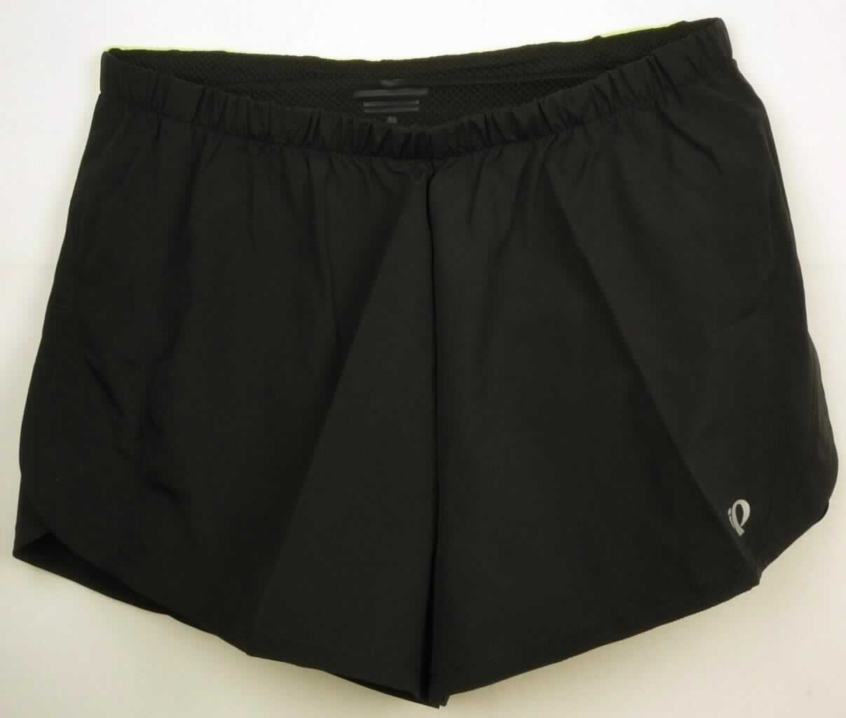 Kurze Hose, sog. Fly Split Short, Art. 12111405, Größe M, Foto siehe Anlage,
- aus ca. 0,2 mm dicken, einfarbigen Geweben aus lt. Antrag 100 % Polyester sowie hinten im Bereich des 
  Taillenbunds aus ca. 0,4 mm dicken, strukturiert gewirkten, einfarbigen Gewirken aus lt. Antrag 
  88 % Polyester und 12 % Elasthan (beides synthetische Chemiefasern),
- in der Taille abschließend; mit einem elastischen Taillenbund mit Tunnelzug,
- ohne Öffnung und ohne Verschluss,
- ohne Hinweise auf den Trägerkreis (unisex),
- hinten unterhalb des Taillenbunds mit einer eingesetzten Tasche mit Reißverschluss,
- mit einem eingenähten Innenslip aus Gewirken,
- mit weiten, kurzen Hosenbeinen, die nicht die Knie bedecken (Seitenlänge: ca. 28 cm),
- an den Beinabschlüssen gesäumt und zu den ca. 12 cm hohen Seitenschlitzen hin abgerundet gearbeitet,
- die Gewebe verleihen der Ware insbesondere im Hinblick auf den Umfang ihren wesentlichen Charakter.

"Kurze Hose, aus Geweben, für Frauen, aus synthetischen Chemiefasern, nicht nach dem Batik-Verfahren
 handbedruckt"