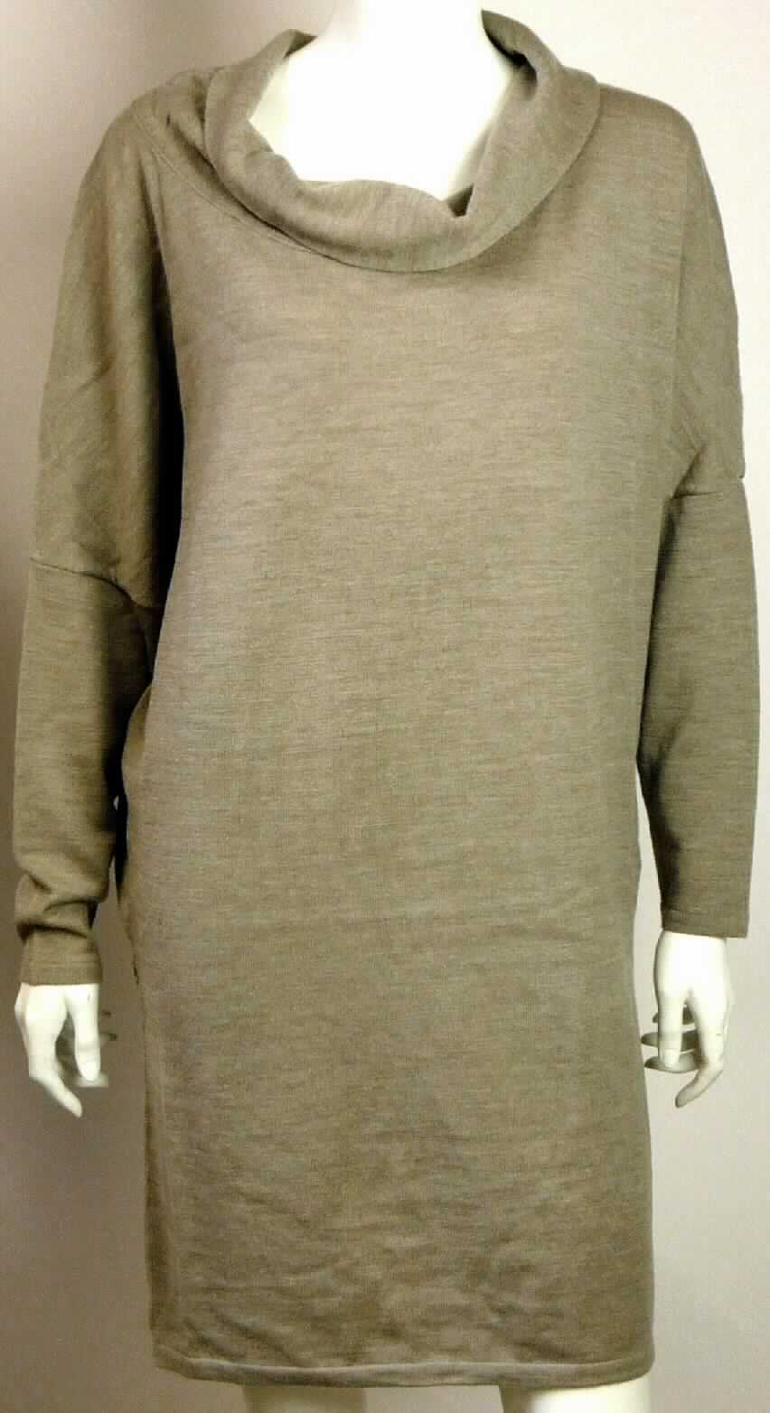 Kleid, sog. Damenkleid, W03079, Yarra Glen Sweater dress, Größe S, Foto siehe Anlage,
- aus ca. 1,2 mm dicken Gewirken aus lt. Antrag 100 % Merinowolle,
- über den Schritt reichend (Rückenlänge: ca. 86 cm), kann aufgrund der Länge ohne ein 
  weiteres, den Unterkörper bedeckendes Kleidungsstück (Rock oder Hose) getragen werden,
- mit einem halsfernen Umlegekragen,
- ohne Öffnung und Verschluss,
- mit langen Ärmeln, 
- am unteren Rand abgepasst gewirkt.

"Kleid, aus Gewirken, für Frauen, aus Wolle"
