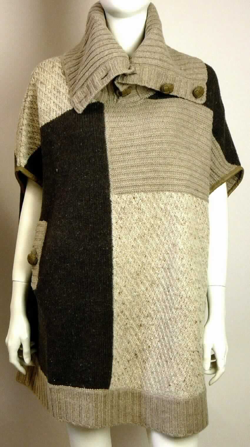 Pullover, sog. Damenponcho, W03072, MT Macedon Pocho, Größe S, Foto siehe Anlage,
- aus unterschiedlichen, einfarbigen und buntgewirkten, bis zu 4,5 mm dicken Gewirken 
  aus lt. Antrag 100 % Merinowolle, 
- mit einem Stückgewicht von mehr als 600 Gramm,
- über die Taille reichend (Rückenlänge: ca. 77 cm),
- mit einem angesetzten, sehr hohen Umlegekragen, mit einer Öffnung, mit Knopfverschluss 
  von links auf rechts, 
- mit Armöffnungen, jedoch ohne Ärmel; bedeckt im getragenen Zustand die Schultern und 
  lediglich die Oberarme (somit keine Ware der Position 6101),
- am unteren Rand mit einem angesetzten, gerippt gewirkten Bund.

"Pullover, aus Gewirken, aus 100 GHT Wolle, mit einem Stückgewicht von mehr als 600 Gramm"