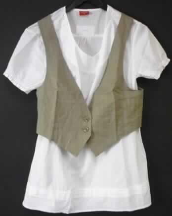 Zwei miteinander verbundene Kleidungsstücke (Bluse und Weste), sog. Popeline Bluse mit Gilet
Weste Leinen, Art.-Nr.: 161106-911, Größe 38, siehe beigefügtes Foto,
- beide Kleidungsstücke sind an den Schulternähten jeweils mit einem Heftfaden locker und nicht
  dauerhaft miteinander verbunden (zu Transport- und Verkaufszwecken), aber auch als
  Kleidungsstück separat tragbar,
- Weste:
-- aus 0,4 mm dicken, einfarbigen Geweben aus lt. Antrag 55 % Leinen (Flachs; pflanzlicher
   Spinnstoff) und 45 % Baumwolle,
-- gefüttert,
-- bis etwa zur Taille reichend (Rückenlänge: 41 cm); die Vorderteile sind spitz zulaufend
   gearbeitet,
-- mit einem sehr tiefen, V-förmigen Halsausschnitt,
-- vorn mit einer durchgehenden Öffnung mit Knopfverschluss von rechts über links
   (Frauenkleidung),
-- ohne Ärmel, mit weiten Armausschnitten,
-- aufgrund der Ausstattung (gefüttert und mit weiten Armausschnitten) keine Bluse der Position
   6206,
-- am unteren Rand gesäumt.