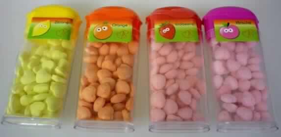 Zuckerware, Komprimate.

Bei der Ware handelt es sich um farbige (gelbe, orange, hellrosa und dunkelrosa) herzförmige, etwa 1 cm x 0,5 cm große Komprimate. Die Erzeugnisse sind nach Aromen sortiert in transparenten Kunststoffspendern mit farbigem Klappdeckel und Klebeetikett original verpackt. Vorgelegt wurden Warenmuster mit den Geschmacksrichtungen "Zitrone", "Orange", "Erdbeere" und "Kirsche".
Nach den als zutreffend unterstellten Angaben des Antragstellers enthält die Ware:
- Milchfett: 0 bis weniger als 1,5 GHT;
- Milchprotein: 0 bis weniger als 2,5 GHT;
- Stärke/Glucose: 25 bis weniger als 50 GHT;
- Saccharose/Invertzucker/Isoglucose: 50 oder mehr GHT.

Zolltariflich handelt es sich um eine andere Zuckerware ohne Kakaogehalt, Komprimate.