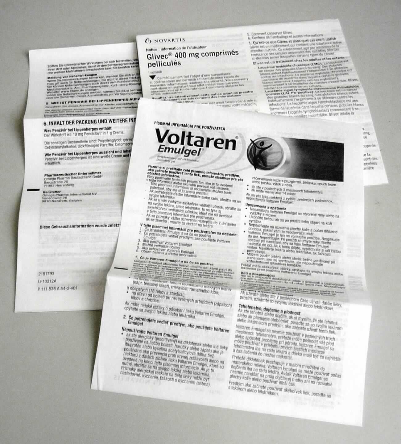 Bei den vorgelegten Warenmustern handelt es sich um beidseitig bedruckte, mehrfach gefalzte rechteckige Zuschnitte aus Papier in unterschiedlichen Abmessungen. Sie sind im Wesentlichen mit Informationen (z. B. mögliche Nebenwirkungen) über die Anwendung von Arzneimitteln bedruckt und dienen als Packungsbeilage von Arzneiwaren.

Abbildung siehe Anlage.

Derartige Waren gehören als "durch Text charakterisierte, zum Lesen bestimmt Druckerzeugnisse, in losen Bogen oder Blätter, auch gefalzt" zum TARIC-Code 4901 10 00 00.