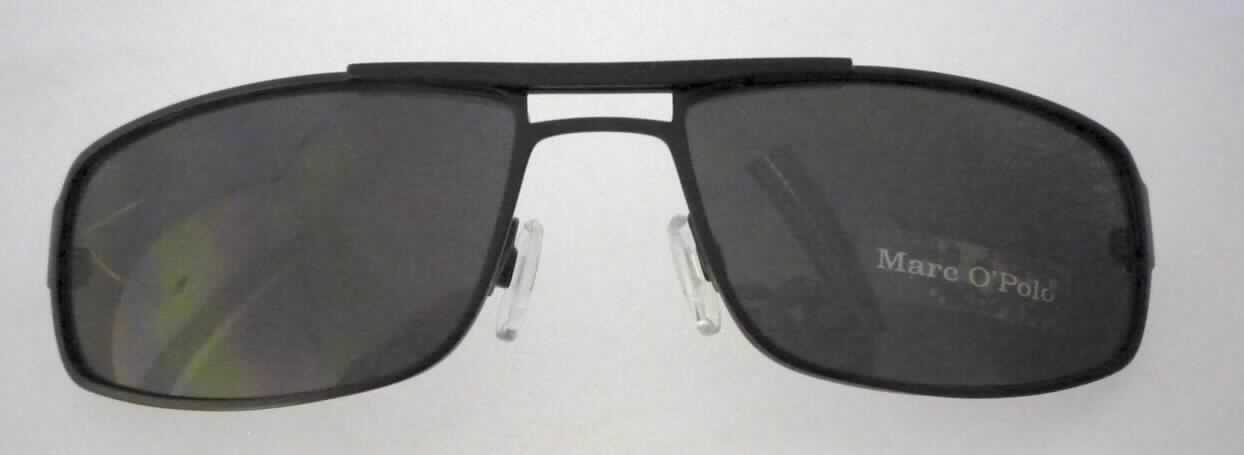 Sonnenbrille (Abbildung siehe Anlage) in Form einer unvollständigen Ware, sog. Mittelstück, im Wesentlichen bestehend aus einer schwarzen Brillenfassung aus Metall ohne Bügel. Sie verfügt über dunkelgraue getönte Gläser mit UV-Schutz.
Das Mittelstück wird nicht als Teil eingereiht, da es bereits die wesentlichen Beschaffenheitsmerkmale einer vollständigen Sonnenbrille besitzt.

Die Ware wird als "Sonnenbrille mit optisch nicht bearbeiteten Brillengläsern aus Kunststoff" eingereiht.