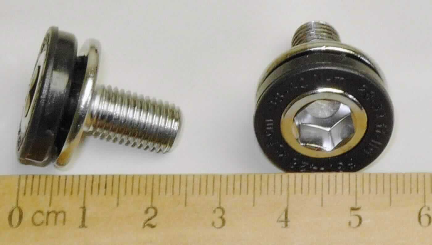 Es handelt sich um legierten Stahl (kein nicht rostender Stahl) gefertigte Schrauben mit einem Kopf mit einem Innensechskant und fest integrierter Unterlegscheibe (Durchmesser etwa: 20 mm) sowie mit einem bis zum Kopf reichenden, metrischen Gewinde mit stumpfem Gewindeende.
Die Erzeugnisse sind am Kopf zusätzlich mit einem Ring aus Kunststoff (Durchmesser: etwa 21 cm) ausgestattet.  Gesamtlänge: etwa 23 mm; Gewindedurchmesser: etwa 8,5 mm.
Die Erzeugnisse dienen zur Befestigung von Kurbelgarnituren fürFahrräder. Jeweils 2 Stück sind in einem Kunststoffbeutel mit Pappaufhänger verpackt.

Abbildung siehe Anlage.

Derartige Erzeugnisse gehören als "andere Schrauben aus Stahl (kein nicht rostender Stahl), mit Gewinde, mit Kopf, mit Innensechskant" zum TARIC-Code 7318 1568 90.