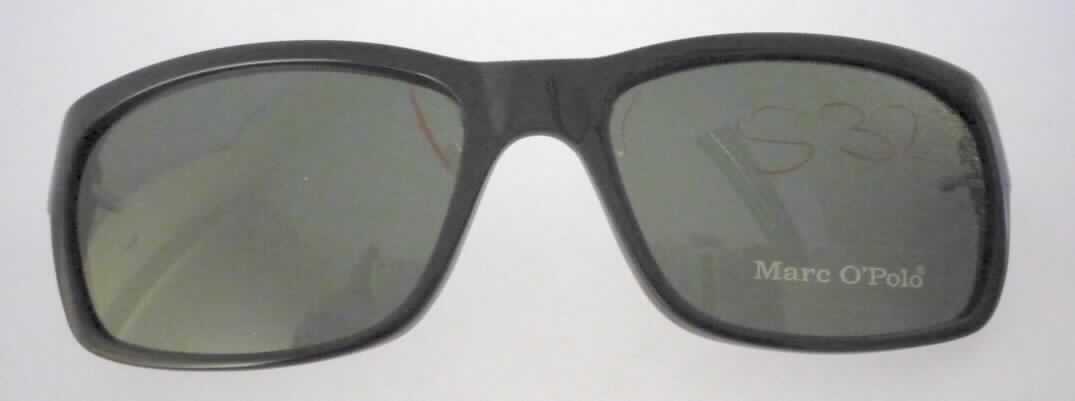 Sonnenbrille (Abbildung siehe Anlage) in Form einer unvollständigen Ware, sog. Mittelstück, im Wesentlichen bestehend aus einer schwarzen Brillenfassung aus Kunststoff ohne Bügel. Sie verfügt über dunkelgraue getönte Gläser mit UV-Schutz.
Das Mittelstück wird nicht als Teil eingereiht, da es bereits die wesentlichen Beschaffenheitsmerkmale einer vollständigen Sonnenbrille besitzt.

Die Ware wird als "Sonnenbrille mit optisch nicht bearbeiteten Brillengläsern aus Kunststoff" eingereiht.