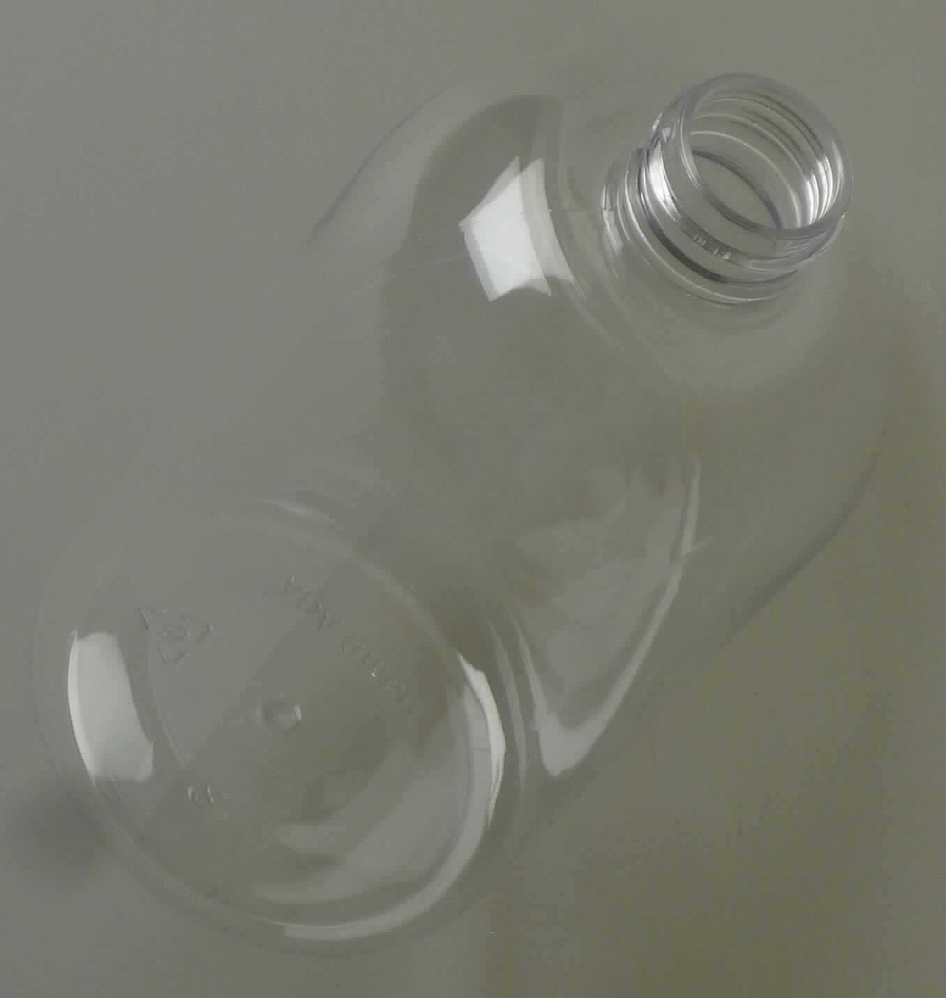 Bei dem durch ein Warenmuster veranschaulichten Artikel handelt es sich um eine transparente Flasche ohne Verschluss aus Kunststoffen im Sinne der Anmerkung 1 zu Kapitel 39. Das zylindrische Erzeugnis (Höhe ca. 12,8 cm, Ø ca. 6,2 cm) zeichnet sich durch ein Fassungsvermögen von weniger als 2 l (ca. 300 ml) aus und verfügt über einen Flaschenhals mit Schraubgewinde.

Derartige Erzeugnisse werden zolltariflich als "Transport- oder Verpackungsmittel aus Kunststoffen, Flaschen und ähnliche Waren mit einem Fassungsvermögen von 2 l oder weniger" eingereiht.