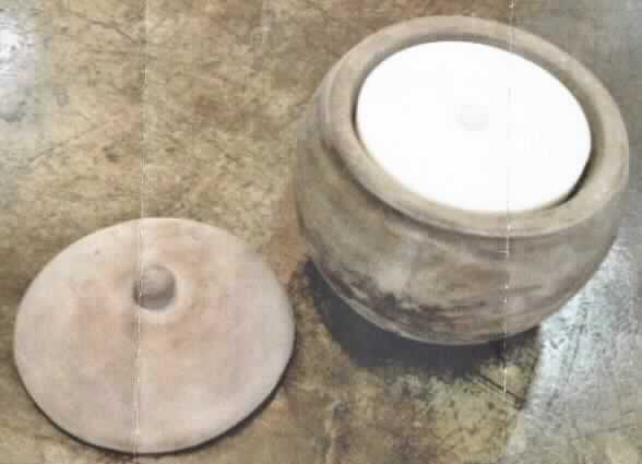 Warenzusammenstellung, bestehend aus einem keramischen Ziergegenstand und einer Kerze, 
sog. Terracotta Windlicht, Art. 33 162 3, Foto siehe Anlage,
- in Aufmachung für den Einzelverkauf (gemeinsam verpackt),
- zur Befriedigung eines speziellen Bedarfs zusammengestellt,
- keramischer Ziergegenstand (Windlicht),
- - unglasierte, bauchige Halterung für eine Kerze,
- - mit einer Vertiefung von ca. 4 cm mit einem Durchmesser von ca. 18 cm zur Aufnahme der Kerze,
- - mit einem Deckel mit angearbeitetem Griffknopf,
- - keramisches Erzeugnis, nach der Formgebung gebrannt, tonmineralhaltiges Material enthaltend,
- - aus gewöhnlichem Ton (laut Antrag),
- - mit einer Höhe von ca. 27 cm und einem Durchmesser von bis zu ca. 25 cm,
- - ohne Hinweise auf Handarbeit,
- - eine Einreihung als nicht elektrischer Beleuchtungskörper in die Position 9405 scheidet aus, da die Ware 
    über keine spezielle Vorrichtung zur Aufnahme einer Kerze (z. B. Dorn, Klammer, Klemme) verfügt,
- Kerze,
- - flache, kreisrunde Kerze mit Docht,
- - mit einem Durchmesser von ca. 16 cm und einer Höhe von ca. 3,5 cm,
- - eingesetzt in die Vertiefung der Halterung,
- der keramische Ziergegenstand bestimmt nach dem Wert, dem Umfang und seiner Bedeutung in Bezug auf
  die Verwendung den wesentlichen Charakter der Warenzusammenstellung.

"Keramischer Ziergegenstand, aus gewöhnlichem Ton, nicht handgearbeitet"