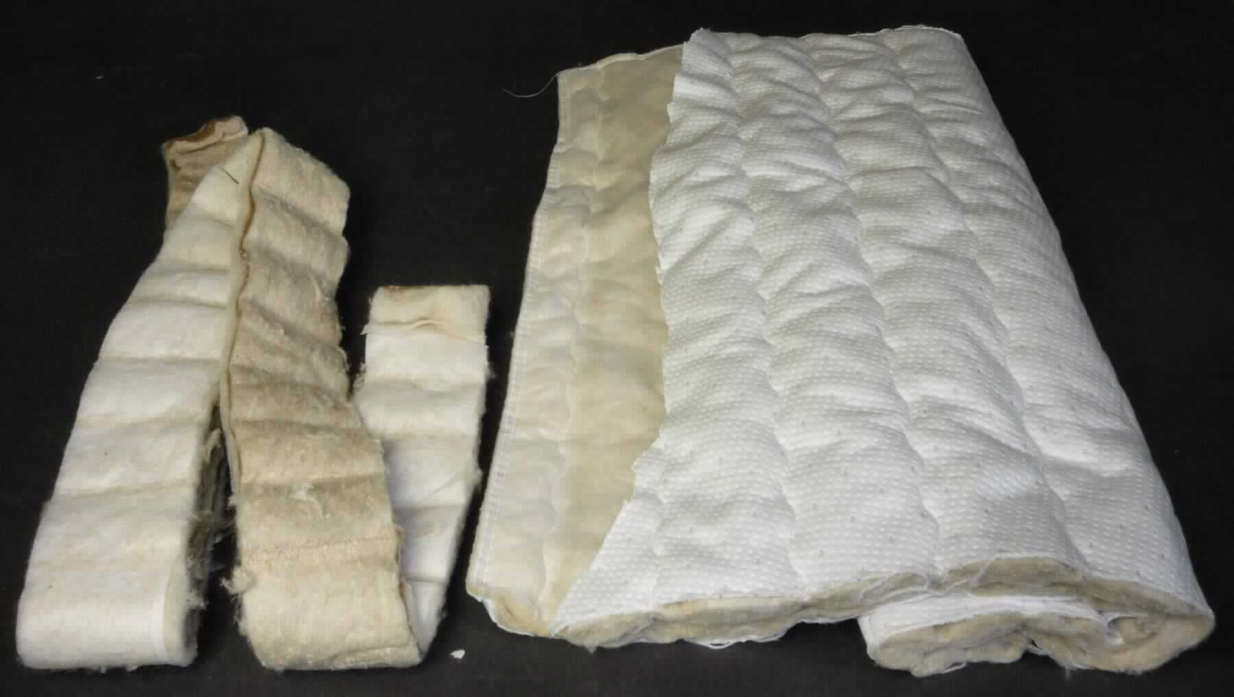 Lumpen aus Spinnstoffen, sog. Randstreifen, Foto siehe Anlage, 
- Spinnstoffabschnitte:
-- in Form von sog. Schneideabfällen aus dreilagigen Flächenerzeugnissen, mit einer Außenlage aus Geweben 
   oder Gewirken, einer Zwischenlage aus Nadelfilz und einer Innenlage aus Gewirken oder Vliesstoffen bzw. 
   aus zweilagigen Flächenerzeugnissen mit einer Lage aus Vliesstoffen und einer Lage aus Nadelfilz, alle 
   Flächenerzeugnisse aus Spinnstoffen,
-- fallen laut Antrag beim Produktionsprozess von Matratzenhüllen an,
-- in unterschiedlicher Form unregelmäßig zugeschnitten (in Abmessungen von weniger als 1 Quadratmeter); 
   anders als quadratisch oder rechteckig (somit konfektioniert),
-- sortiert, da alle Schneideabfälle laut Antrag beim gleichen Produktionsprozess anfallen,
-- keine gezielt zugeschnittenen Abschnitte, somit keine Waren der Position 6307,
-- dienen laut Antrag der Rohstoffgewinnung.

"Lumpen, aus Spinnstoffen, sortiert"
