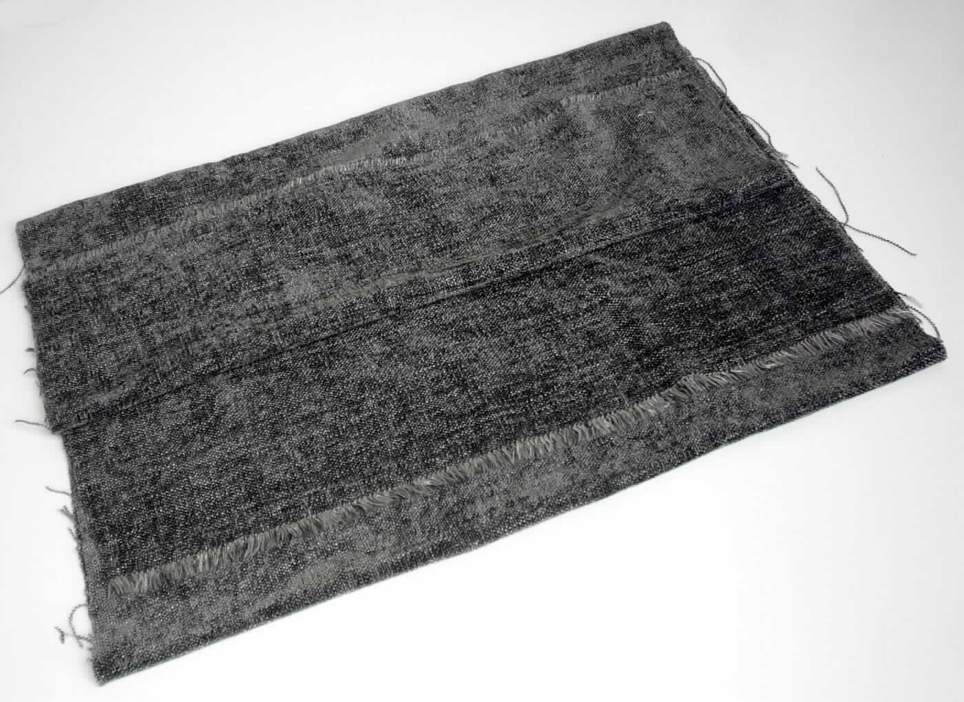 Gewebe, sog. Möbelstoff, Foto siehe Anlage,
- als Meterware; mit einer Breite von mehr als 30 cm,
- laut Untersuchungsergebnis:
-- aus Kett- und Schussgarnen (Effektzwirnen), bestehend aus einem dünnen Garn aus synthetischen Filamenten,   
   einem hellen Garn aus synthetischen Spinnfasern und einem Chenillegarn aus synthetischen Spinnfasern 
   (alle laut Antrag: Polyester) sowie einem grauen Garn aus künstlichen Spinnfasern (laut Antrag: Viskose),
-- folgende Antragsangaben können als zutreffend angesehen werden:
--- Polyester-Spinnfasern (synthetische Spinnfasern) von 80 GHT,
--- Viskose-Spinnfasern (künstliche Spinnfasern) von 15 GHT,
--- Polyester-Filamente (synthetische Filamente) von 5 GHT,
-- buntgewebt,
-- in Leinwandbindung
-- kein Chenillegewebe, da keine Chenillegarne der Position 5606 verwendet wurden.

"Gewebe aus synthetischen Spinnfasern, anderes als in den Positionen 5512 bis 5514 genannte,
 aus Polyester-Spinnfasern, hauptsächlich mit Viskose-Spinnfasern gemischt, buntgewebt"