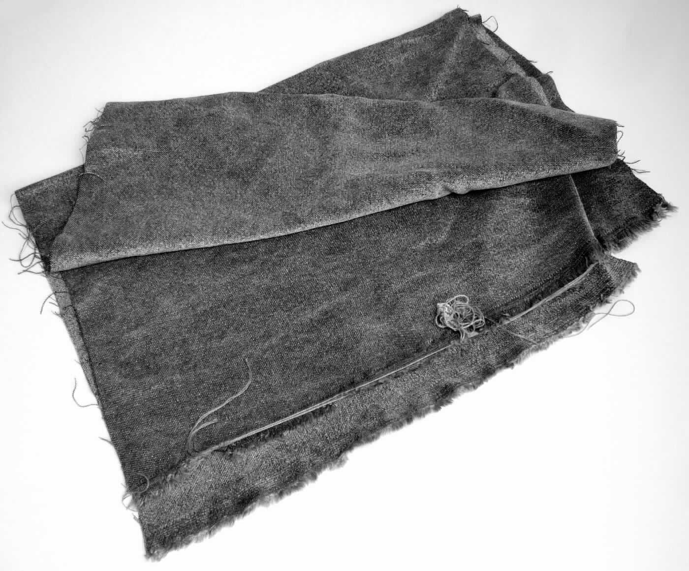 Gewebe, sog. Möbelstoff, Foto siehe Anlage,
- als Meterware; laut Antrag mit einer Breite von über 30 cm,
- laut Untersuchungsergebnis: 
-- mit Kettgarnen aus Leinen und künstlichen Spinnfasern (laut Antrag: Viskose),
-- mit dünnen Schussgarnen aus Baumwolle,
-- mit dickeren Schussgarnen (Chenille) aus künstlichen Spinnfasern (laut Antrag: Viskose),
-- folgende Antragsangaben können als zutreffend angesehen werden: 
--- 68 GHT Viskose-Spinnfasern,
--- 19 GHT Baumwolle,
--- 13 GHT Leinen,
--- geschmirgelt und bedruckt,
-- in Leinwandbindung,
- kein Samtgewebe, da kein Florgarn vorhanden ist,
- ohne samtartige Oberfläche, somit kein Chenillegewebe.

"Gewebe aus künstlichen Spinnfasern, mit einem Anteil an künstlichen Spinnfasern von weniger als 85 GHT, 
 hauptsächlich mit Baumwolle gemischt, bedruckt"