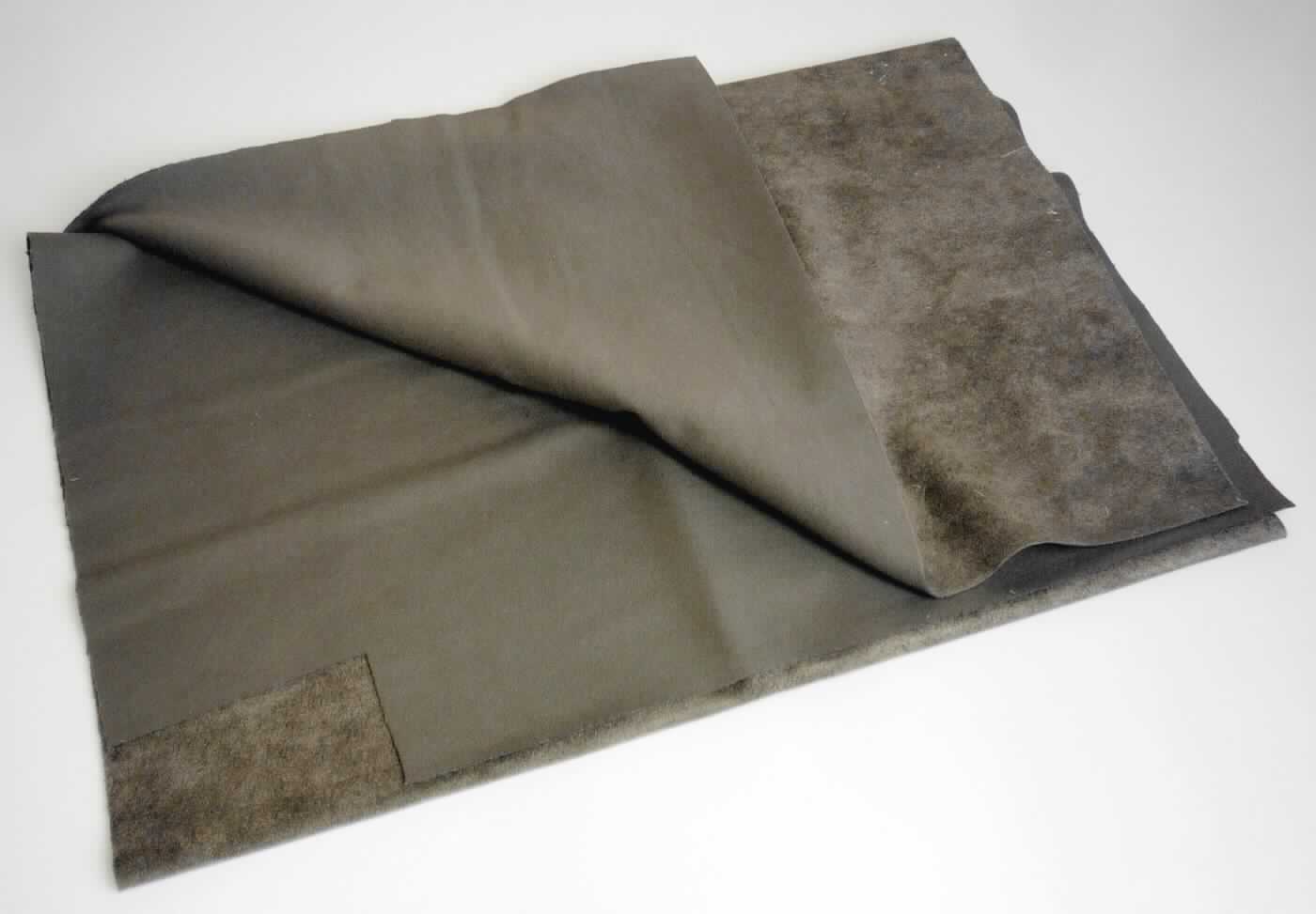 Textillaminat, sog. Möbelstoff, Foto siehe Anlage,
- als Meterware,
- laut Untersuchungsergebnis:
-- mit einer Breite von mehr als 30 cm,
-- aus zwei mit ihrer ganzen Fläche aufeinander liegenden und so miteinander durch Kleben verbundenen Lagen: 
--- mit einer Ober- und einer Unterlage aus geschmirgelten und buntgewirkten Kettengewirken aus synthetischen
    Chemiefasern (laut Antrag: Polyester), somit keine Ware der Position 6006,
--- keine Elastomergarne oder Kautschukfäden enthaltend,
--- nicht für Vorhänge und Gardinen,
--- keine Raschelspitze.

"Kettengewirke, anderes als solche der Positionen 6001 bis 6004, aus synthetischen Chemiefasern, buntgewirkt, 
 anderes als in den Unterpositionen 6005 3310 und 6005 3350 genannte"