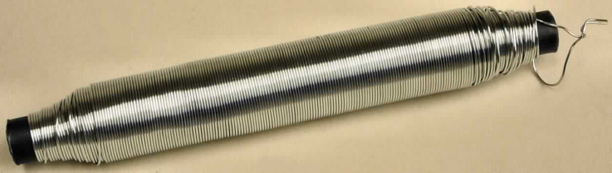 Stahldraht, verzinkt

Bei der als "Wickeldraht" bezeichneten Ware handelt es sich um einen Metalldraht mit einem über die gesamte Länge (ca. 50 m) gleichbleibendem runden Durchmesser von ca. 0,55 mm, aufgerollt auf einer Kunstoffspule.
Nach den Angaben besteht der Draht aus nicht legiertem Stahl (Q195) mit einem Kohlenstoffgehalt von weniger als 0,25 GHT und verzinkter Oberfläche.

Zolltariflich handelt es sich um verzinkten Draht aus nicht legiertem Stahl, mit einem Kohlenstoffgehalt von weniger als 0,25 GHT, mit einer größten Querschnittsabmessung von weniger als 0,8 mm.
