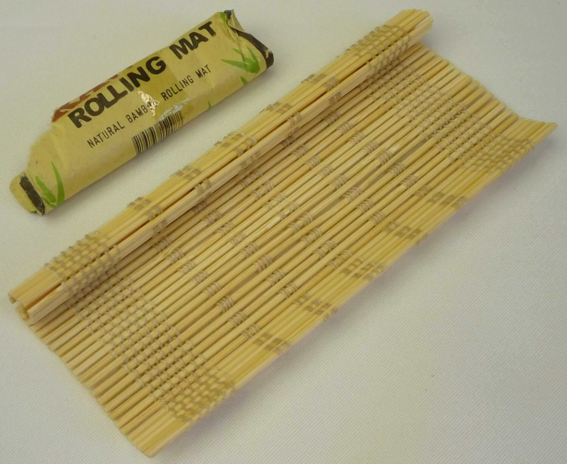 Nach den Angaben der Antragstellerin sowie dem vorliegenden Warenmuster handelt es sich um eine Matte (ca. 8,5 x 12 cm), bestehend aus dünnen Bambusstäbchen (Flechtstoff im Sinne der Anmerkung 1 zu Kapitel 46), die parallel aneinandergelegt und mittels Haltefäden aus Spinnstoffen miteinander in Flächenform verbunden sind (Flechtverfahren im Sinne der Anmerkung 3 zu Kapitel 46).
Die mit einer bedruckten Papierbanderole für den Verkauf aufgemachte Ware soll als Hilfsmittel beim Drehen von Zigaretten verwendet werden.

Zolltarifrechtlich handelt es sich um "Flechtstoffwaren, parallel aneinander gefügt, Matten aus pflanzlichen Stoffen, aus Bambus, andere als aus Geflechten oder ähnlichen Waren aus Flechtstoffen".