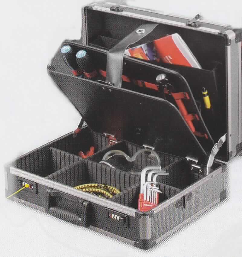 Handkoffer, sog. Service- und Montagekoffer, Foto siehe Anlage, 
- mit einer Außenseite aus grauen, gerippten Kunststofffolien, welche auf einer Unterkonstruktion
  aus entsprechend zugeschnittenen Holzfaserplatten aufgeklebt sind, 
- mit einem Rahmen aus Aluminium und Eckverstärkungen aus unedlem Metall, 
- in den Abmessungen: ca. 47,5 cm x 38 cm x 17 cm, 
- mit einem Handtragegriff und einem abnehmbaren Schultertragegurt, 
- mit zwei Zahlenschlössern, 
- innen mit zwei Platten mit Schlaufen, fünf verstellbaren Trennstegen und Fächern für Dokumente,
  Handy, Visitenkarten usw.; gefüttert, 
- nicht erkennbar für bestimmte Werkzeuge hergerichtet, 
- nicht erkennbar, dass die Fächereinteilung im Boden und die Schlaufen auf den Platten 
  ausschließlich oder zumindest hauptsächlich zum Einstecken von Werkzeugen genutzt werden.

"Handkoffer, mit Außenseite aus Kunststofffolien"