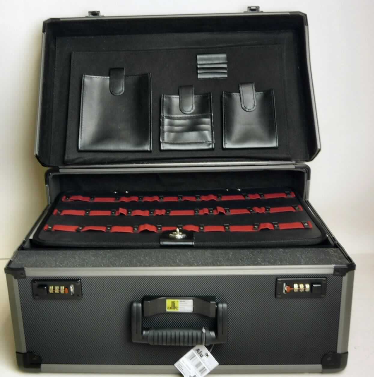 Handkoffer, sog. Service- und Montagekoffer, Foto siehe Anlage, 
- mit einer Außenseite aus grauen, gerippten Kunststofffolien, welche auf einer Unterkonstruktion
  aus entsprechend zugeschnittenen Holzfaserplatten aufgeklebt sind, 
- mit einem Rahmen aus Aluminium und Eckverstärkungen aus unedlem Metall, 
- in den Abmessungen: ca. 52 cm x 25,5 cm x 38,5 cm, 
- mit einem Handtragegriff und einem abnehmbaren Schultertragegurt,
- mit einem aufklappbaren Deckel und einem abklappbaren Vorderteil,
- im aufklappbaren Deckel mit einem Fach mit drei Trennstegen, 
- mit zwei Zahlenschlössern, 
- innen mit zwei Platten mit Schlaufen, drei verstellbaren Trennstegen und Fächer für Dokumente,
  Handy, Visitenkarten usw.; gefüttert, 
- nicht erkennbar für bestimmte Werkzeuge hergerichtet, 
- nicht erkennbar, dass die Fächereinteilung im Boden und die Schlaufen auf den Platten 
  ausschließlich oder zumindest hauptsächlich zum Einstecken von Werkzeugen genutzt werden.

"Handkoffer, mit Außenseite aus Kunststofffolien"