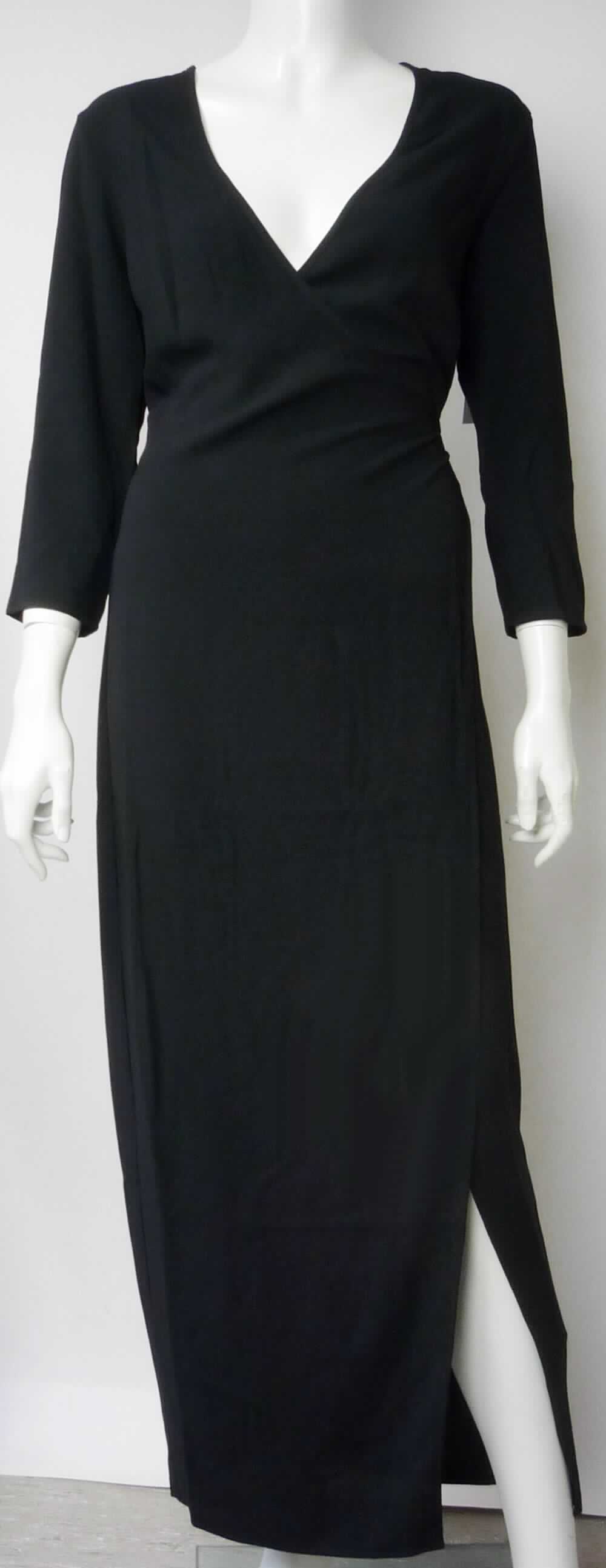 Kleid, Art. RSACRP3336 Größe S, Foto siehe Anlage,
- aus ca. 0,5 mm dicken, einfarbigen Geweben aus laut Antrag 95 % Polyester und 5 % Elasthan (beides 
  synthetische Chemiefasern),
- bis zu den Knöcheln reichend (Rückenlänge: ca. 141 cm), 
- mit einem V-förmigen Halsausschnitt,
- mit asymmetrisch angeordneten Vorderteilen, bei denen die Randeinfassungen in lange Bindebänder fortgeführt 
  werden, das linke Bindeband wird durch eine Öffnung in der rechten Seitennaht gezogen und so mit dem
  rechten Bindeband verknotet, dass die Vorderteile in der Art eines Wickelkleidungsstücks großflächig von rechts 
  auf links überlappen,
- mit 3/4 langen Ärmeln,
- am unteren Rand durch Umschlagen und Festnähen gesäumt,
- kann ohne ein weiteres, den Unterkörper bedeckendes Kleidungsstück getragen werden.

"Kleid, aus Geweben, für Frauen, aus synthetischen Chemiefasern"