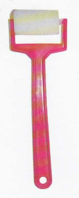 Sog. "Farbroller / Schwammroller, Art.-Nr. 2024", siehe Abbildung, im Wesentlichen bestehend aus einem Griff mit Fassung aus Kunststoff (ca. 14,5 x 3,6 cm = L x B), in die am oberen Ende eine Rolle (ca. 2,4 x 2,5 = D x B) aus Schaumstoff eingespannt ist.
 
Die Ware dient zum Auftragen von bspw. Farben auf Oberflächen.
Es sind jeweils 10 Erzeugnisse gemeinsam in einem Polybeutel aufgemacht (lt. Antrag).

Das Erzeugnis ist als "Roller zum Anstreichen" einzureihen.