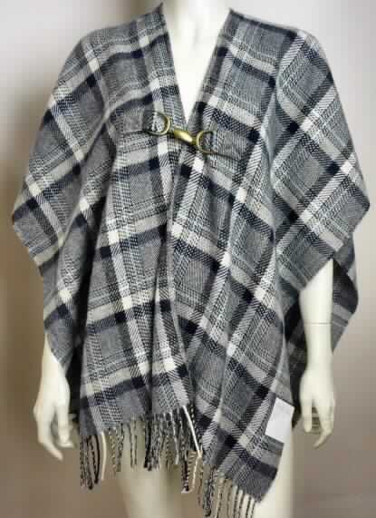 Umschlagtuchähnliche Ware, sog. Poncho mit Fransen, Foto siehe Anlage,
- rechteckig, laut Antrag mit den Abmessungen: ca. 90 cm x 154 cm,
- aus einem ca. 1,5 mm dicken, buntgewebten Gewebe aus laut Antrag 100 % Polyacryl (synthetische 
  Chemiefasern), 
- in der Mitte einer Schmalseite mit einer rechteckigen, etwa bis zur Mitte der Länge reichenden Aussparung;
  an den Rändern durch Umschlagen und Festnähen gesäumt,
- an den Längsseiten gesäumt und an den Schmalseiten mit ca. 8 cm langen Fransen aus gedrehten Kettfäden 
  ausgestattet (somit konfektioniert),
- die Schultern, Teile der Arme und den Oberkörper bedeckend; seitlich offen, somit keine Ware der 
  Position 6202,
- vorn mit einem Hakenverschluss ausgestattet,
- ohne Hinweise auf Handarbeit.

"Umschlagtuchähnliche Ware, aus Geweben, aus synthetischen Chemiefasern, nicht handgearbeitet"