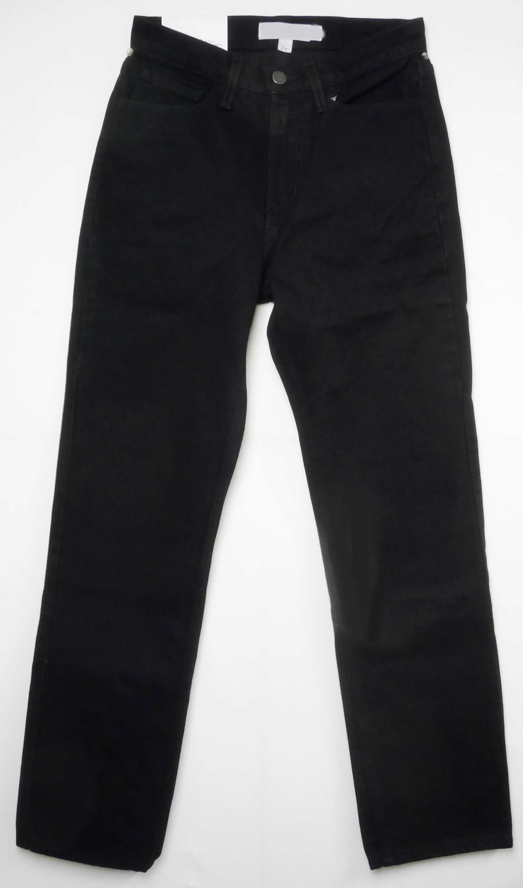 Lange Hose, sog. Hose für Frauen, Art. RSADM3363, Größe 26, Foto siehe Anlage,
- aus ca. 0,9 mm dicken, einfarbigen Geweben aus laut Antrag 100 % Baumwolle,
- in der Taille abschließend, mit einem angesetzten Taillenbund mit Gürtelschlaufen,
- vorn mit einer Öffnung mit Reißverschluss, durch eine Patte verdeckt; im Taillenbund mit einem 
  Knopfverschluss von links auf rechts (Männerkleidung), damit keine Ware der Position 6204,
- vorn mit zwei eingesetzten, offenen Taschen und einer aufgesetzten, kleinen Tasche; hinten mit zwei 
  aufgesetzten, offenen Gesäßtaschen,
- mit knöchellangen Hosenbeinen, 
- an den Beinabschlüssen durch Umschlagen und Festnähen gesäumt,
- keine Arbeits- und Berufskleidung.

"Lange Hose, aus Geweben, für Männer, aus Baumwolle, keine Arbeits- und Berufskleidung, andere als in den 
 Unterpositionen 6203 4231 und 6203 4233 genannte"